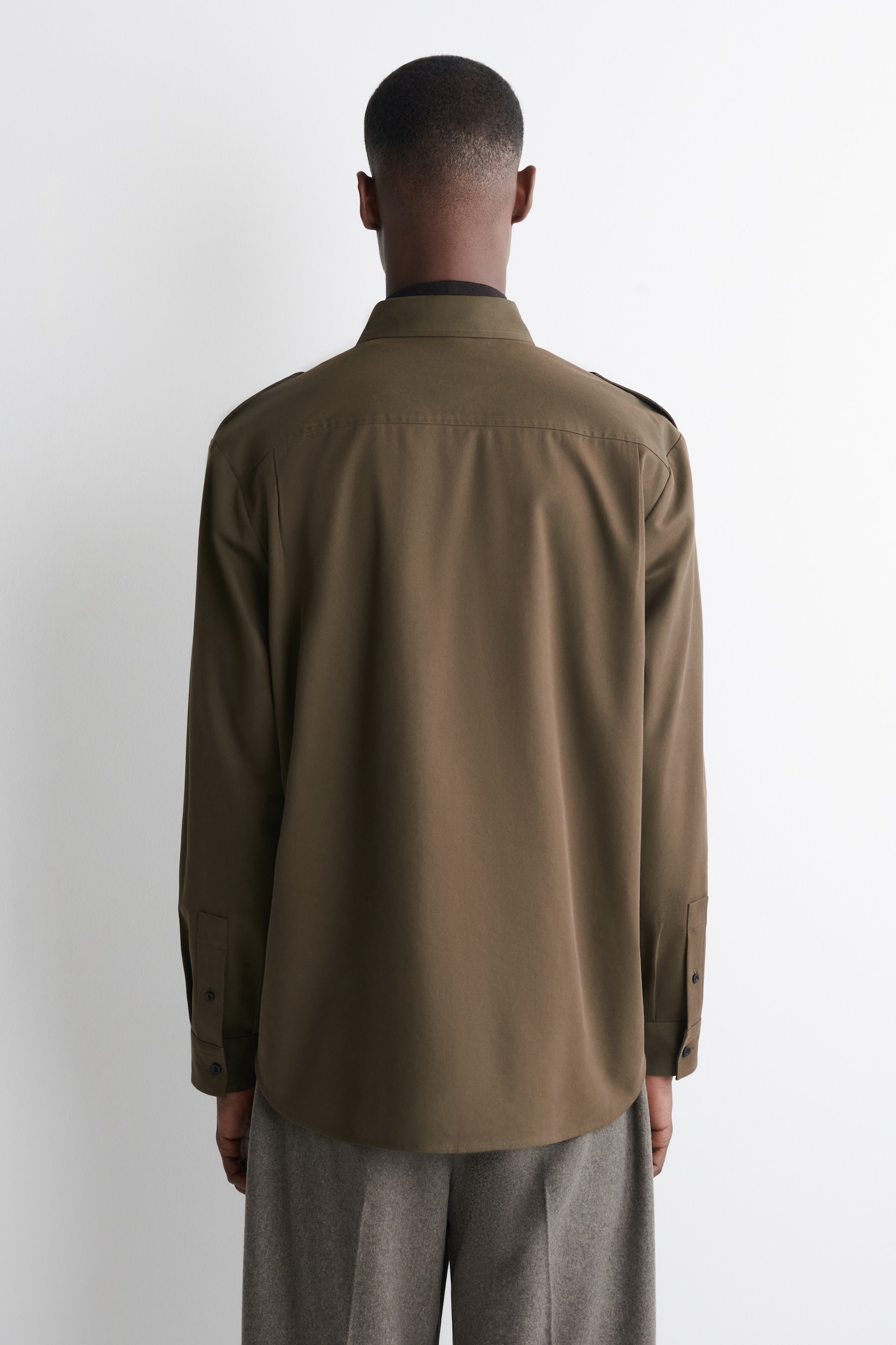 CAMISA DE ALGODÓN CON DETALLE DE CHARRETERAS - MARRÓN - 7
