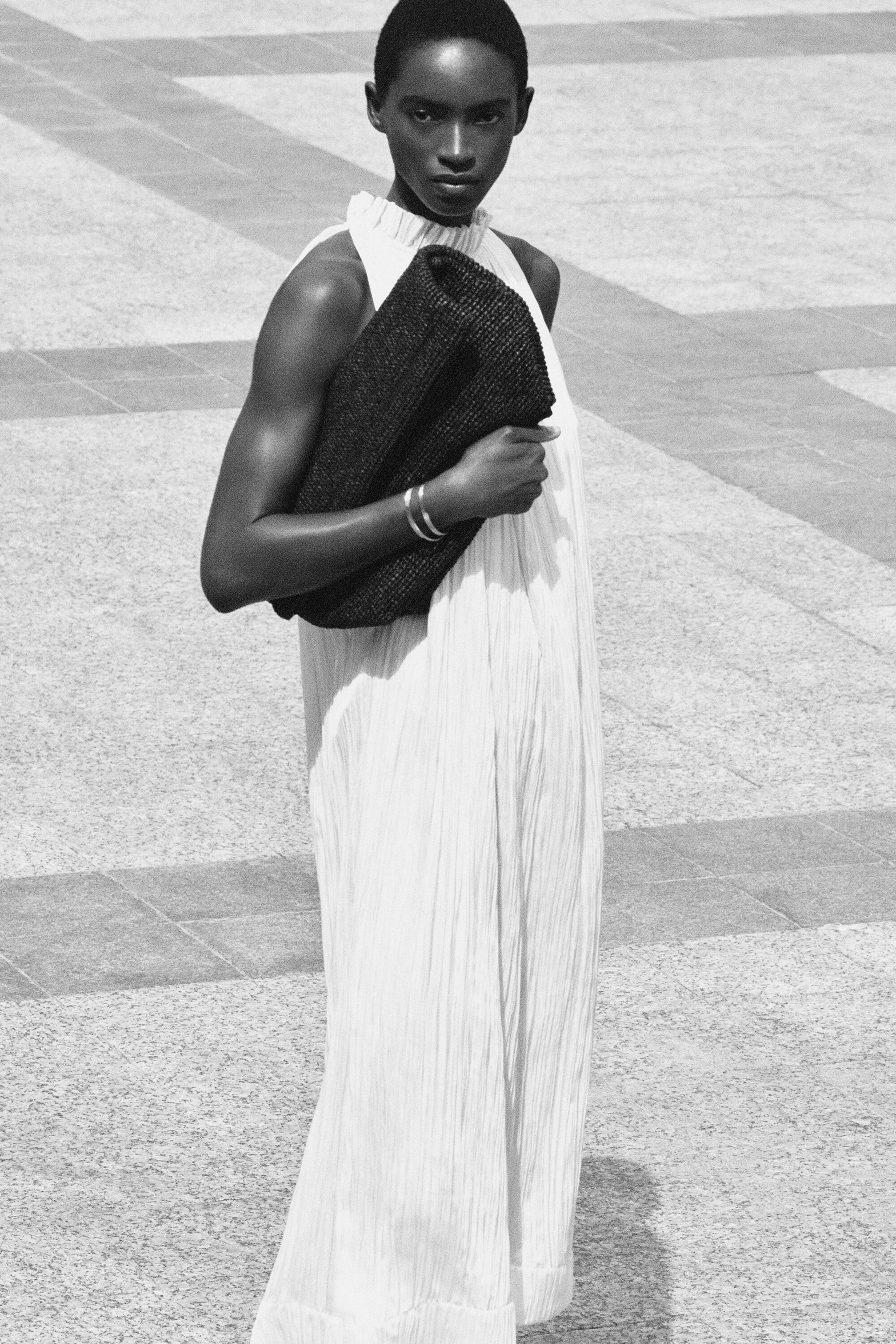 MIDIKLEID AUS SATIN IN KNITTEROPTIK