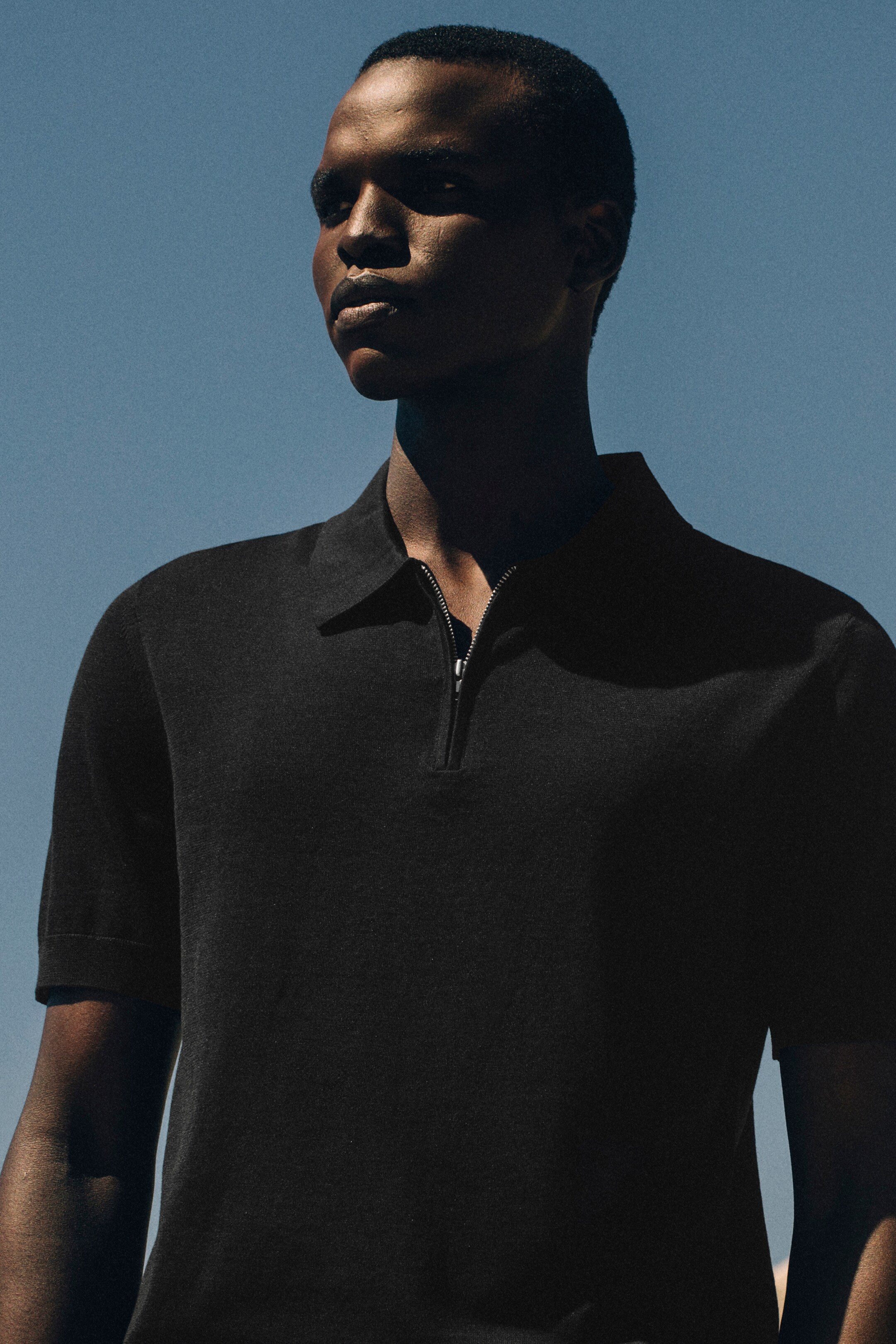 Größeres Bild anzeigen: SCHMALES POLOSHIRT AUS SEIDE MIT REISSVERSCHLUSS - SCHWARZ - Men | H&M AT 7