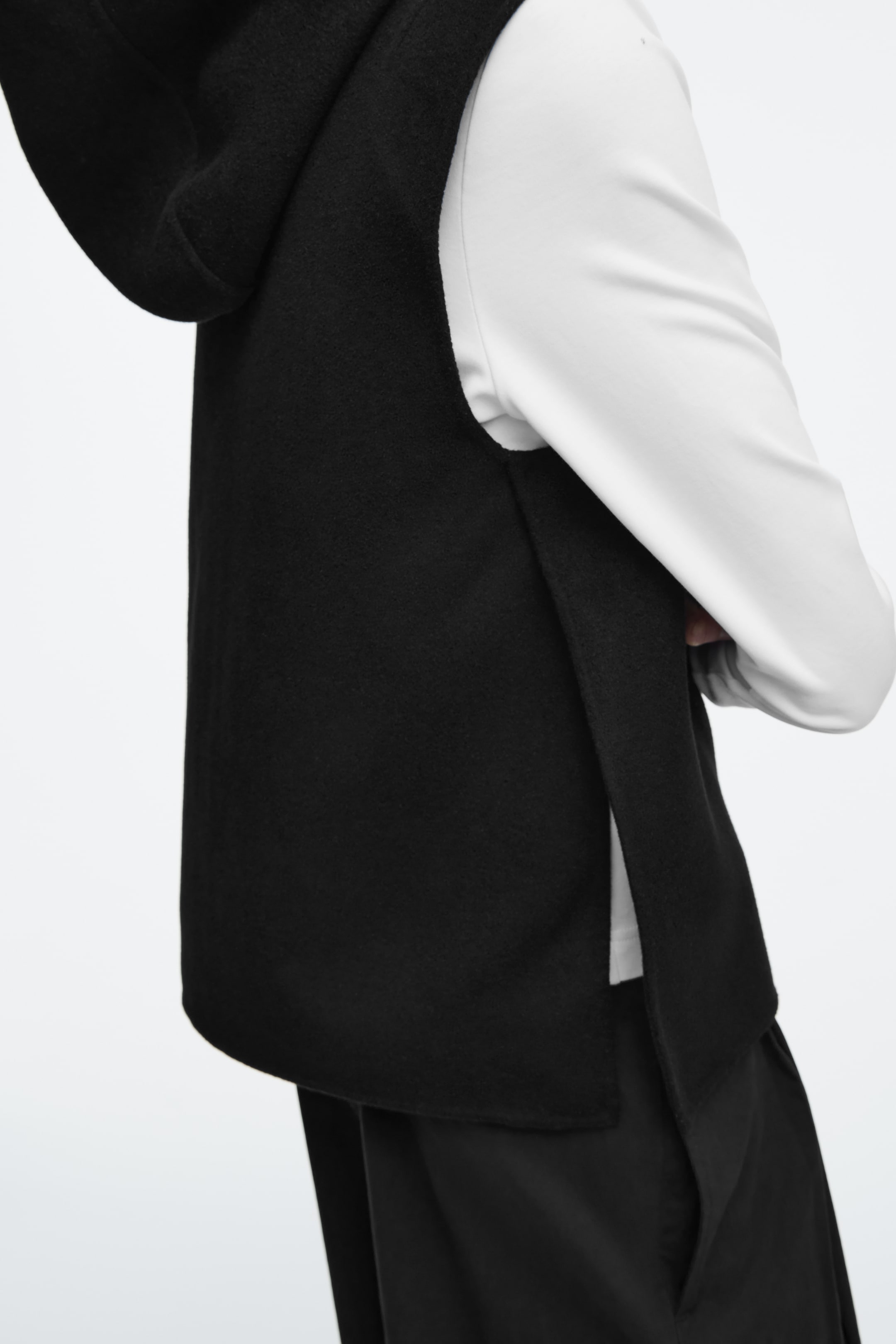 Grösseres Bild ansehen: DOUBLEFACE-WESTE MIT KAPUZE - SCHWARZ - DAMEN | H&M CH 3