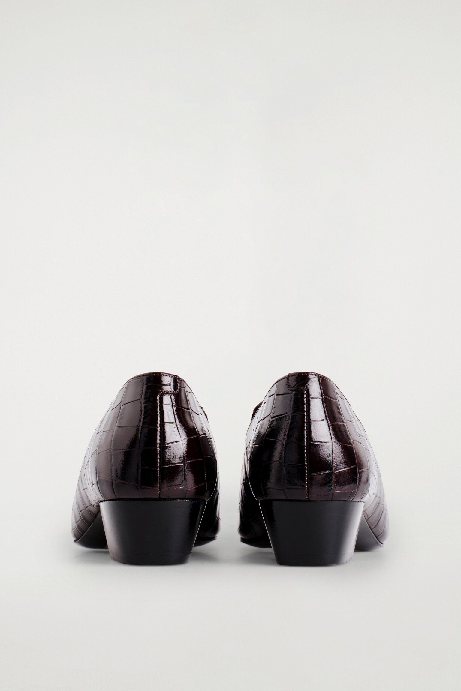 CROC-EFFECT LEATHER HEELED LOAFERS - MARRÓN - 3