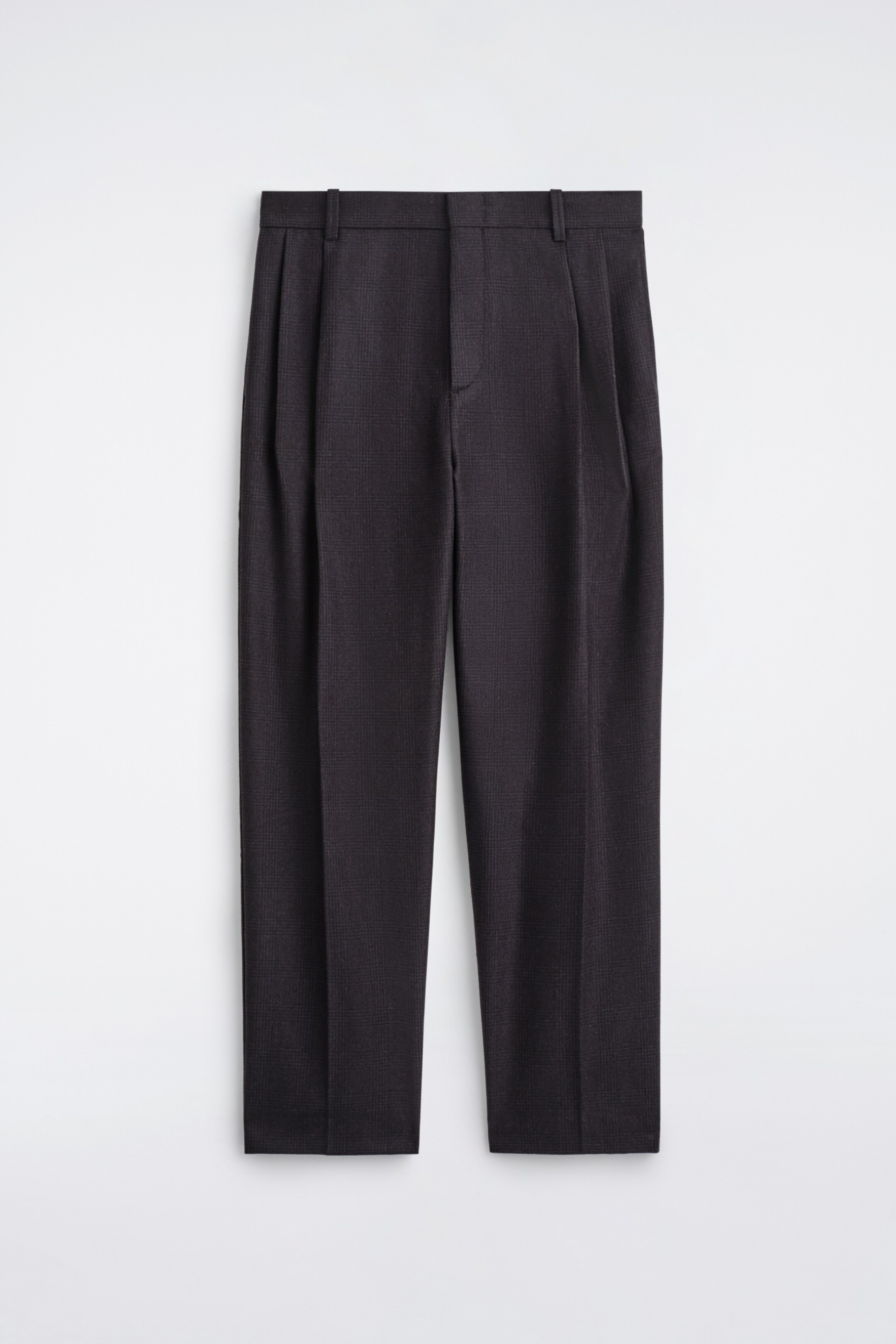 Agrandir l'image: Un pantalon en tissu mélangé gris foncé est présenté de face, mettant en avant une coupe décontractée et effilée avec des plis marqués doubles sur chaque jambe et une ceinture standard avec passants pour ceinture.