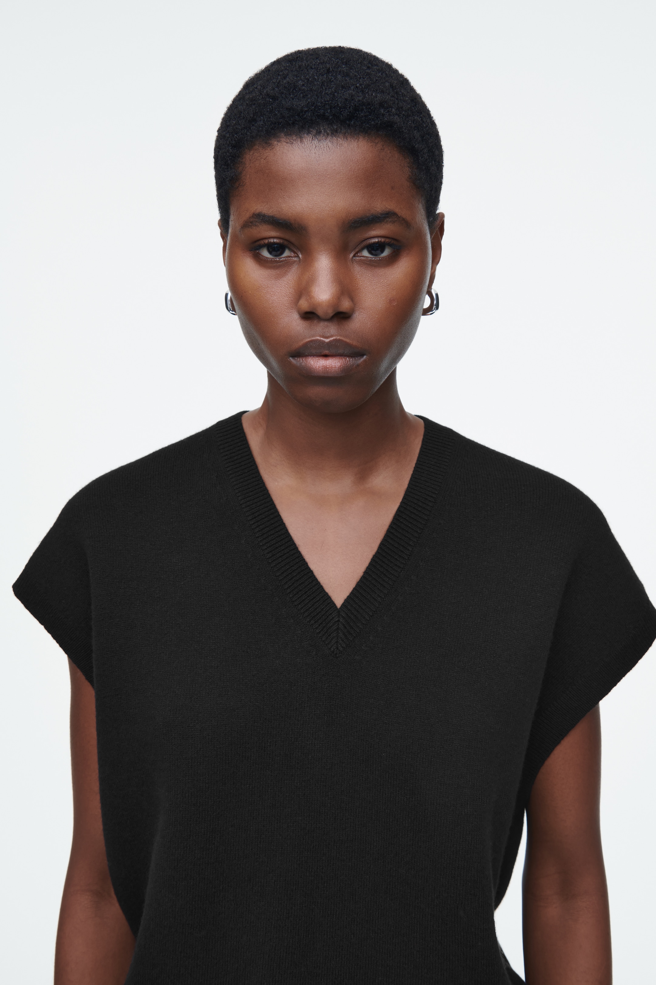 View larger image: DOUBLE-FACED WOOL V-NECK VEST - BLACK - Ladies | H&M GB 6
