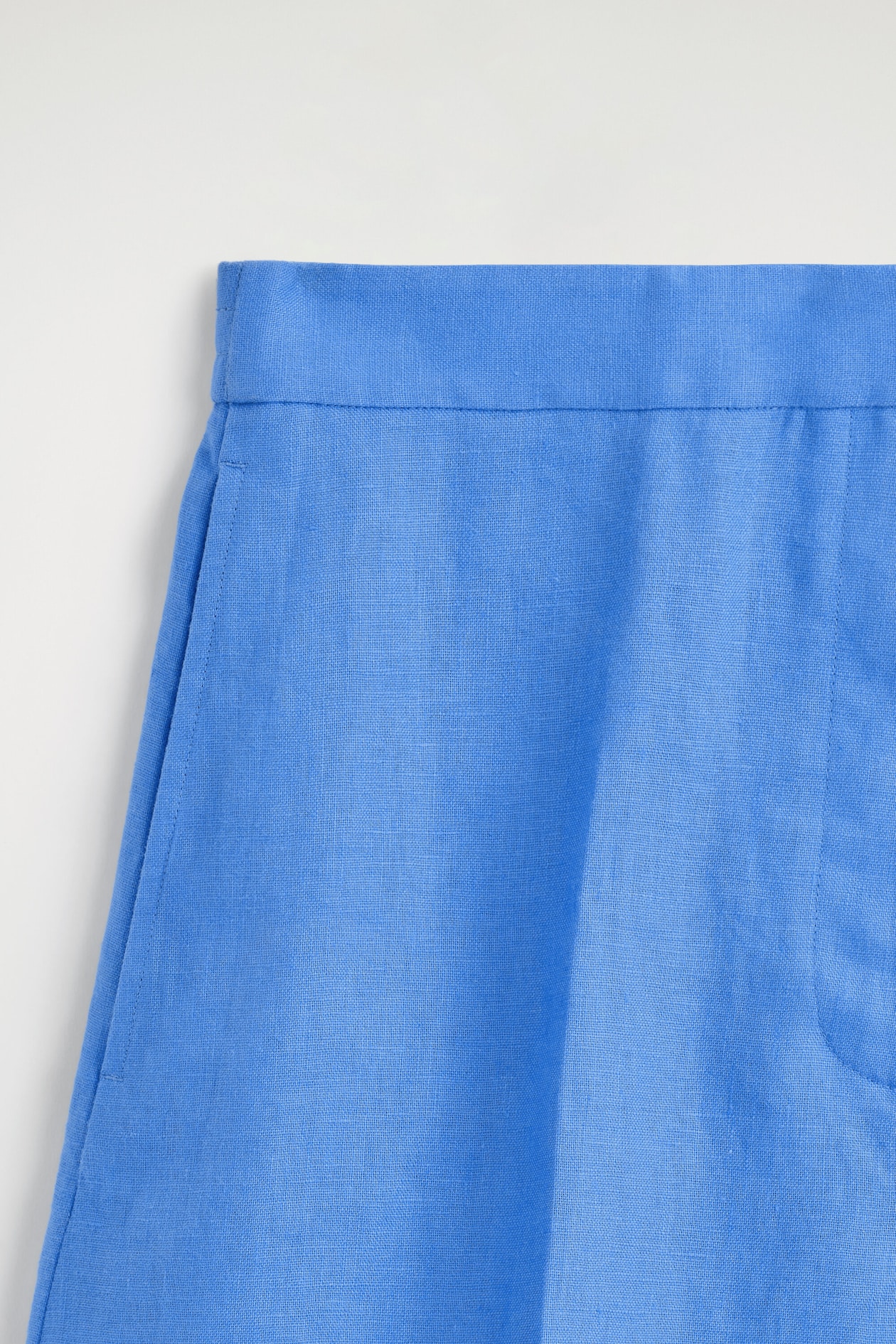 TAILORED ELASTICATED LINEN SHORTS — BLUE