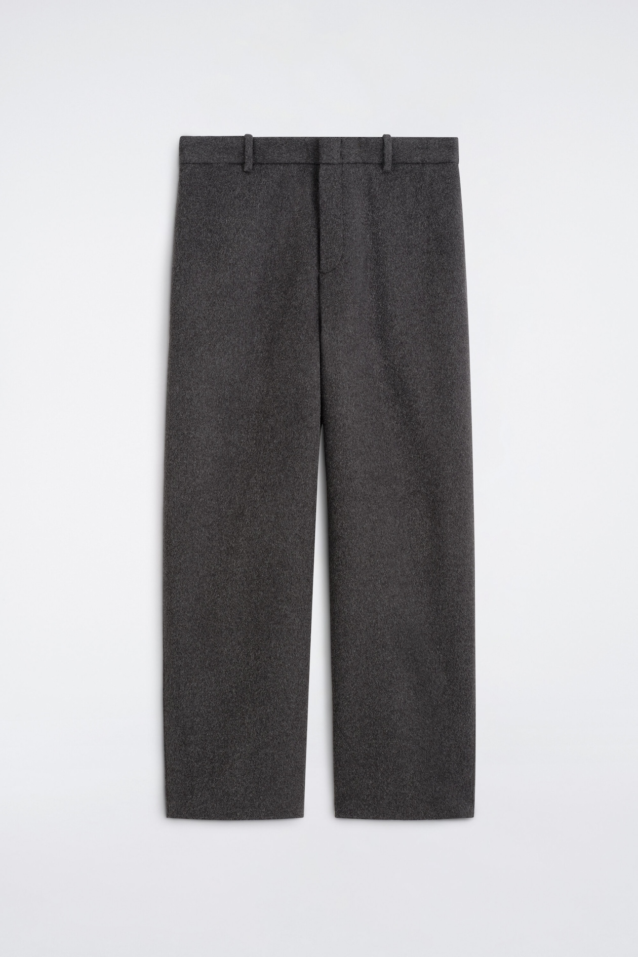 Die doppelseitige Wollhose mit lockerer Passform und weitem Bein ist von vorne zu sehen und besteht aus einem strukturierten, dunkel anthrazitgrauen Wollmaterial. Sie verfügt über einen geformten Bund mit Gürtelschlaufen, einen verdeckten Frontverschluss und eine gerade, weit geschnittene Silhouette.