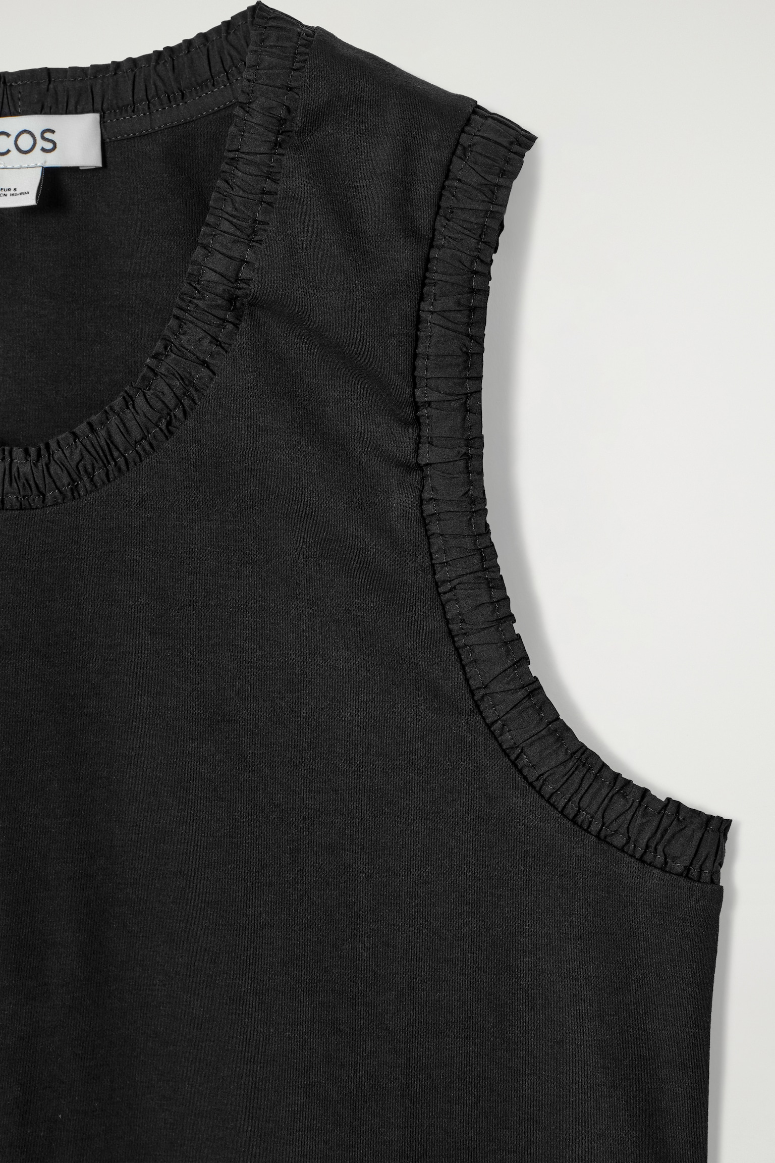TOP DE ALGODÓN CON FRUNCIDOS - NEGRO/ROJO/CRUDO - 7