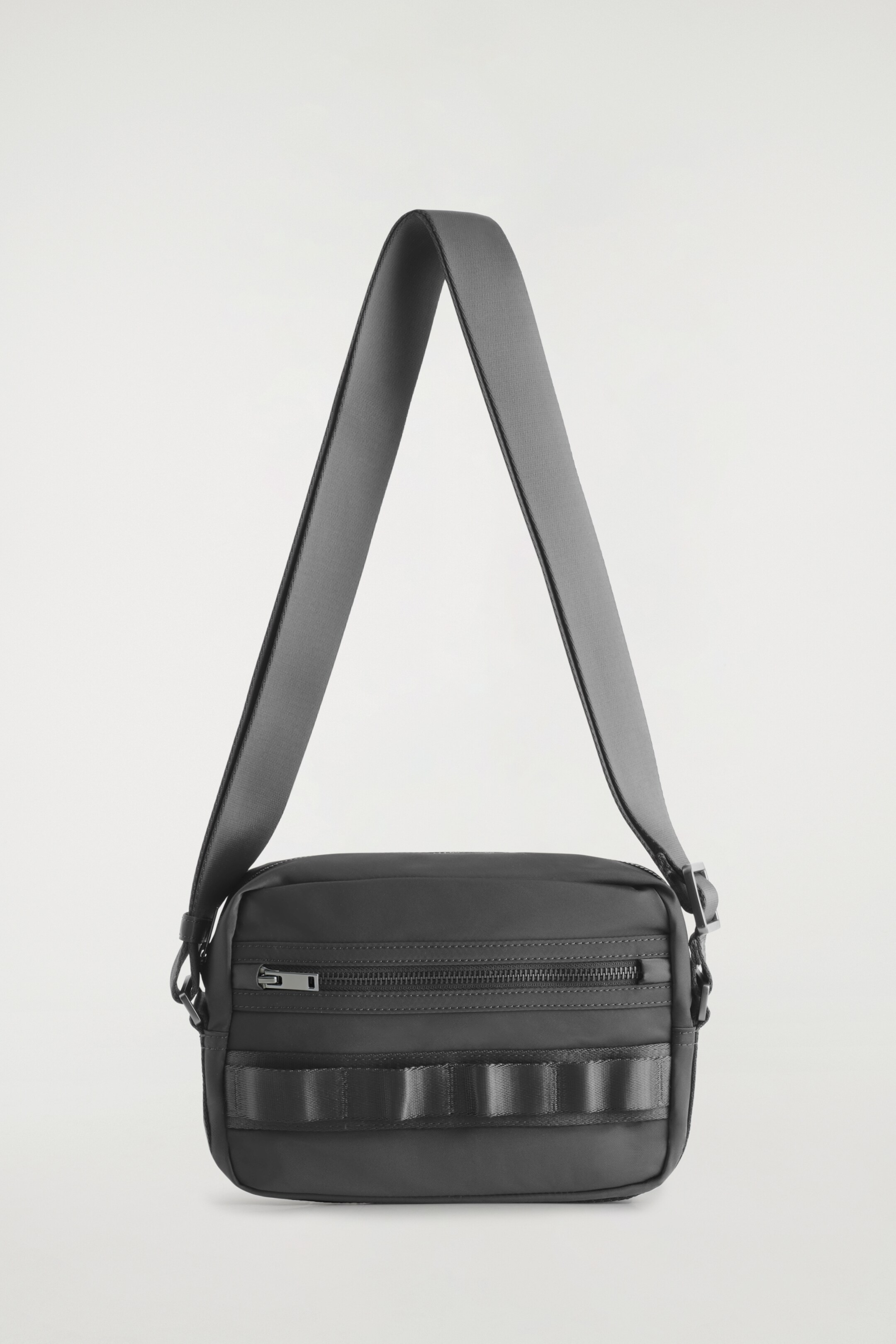 Visa större bild: TRANSIT CROSSBODY-VÄSKA I NYLON - GRÅ - HERR | H&M SE 4