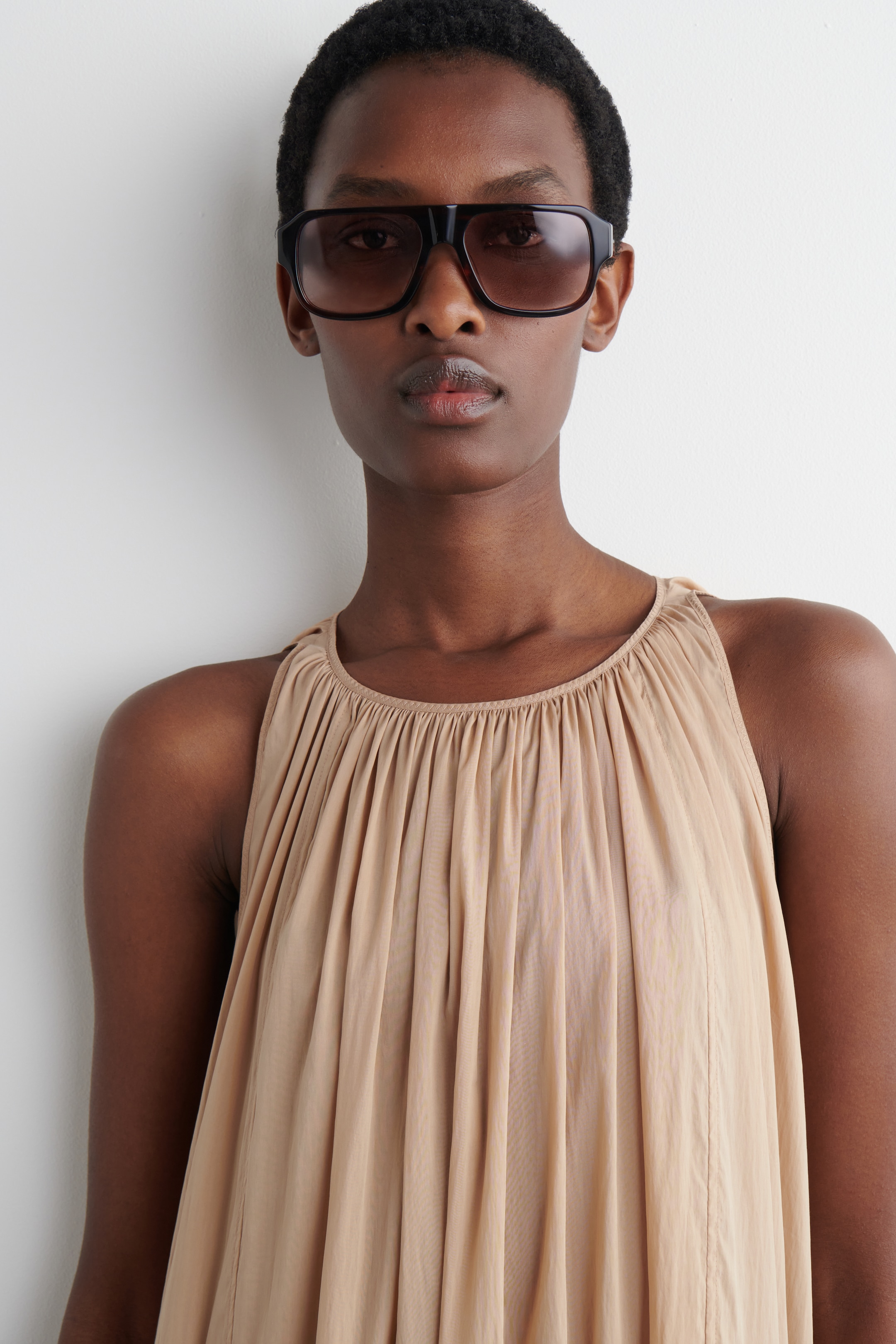 Visualizza immagine più grande: ABITO MAXI ARRICCIATO CON SCOLLO ALL'AMERICANA - BEIGE - DONNA | H&M IT 2