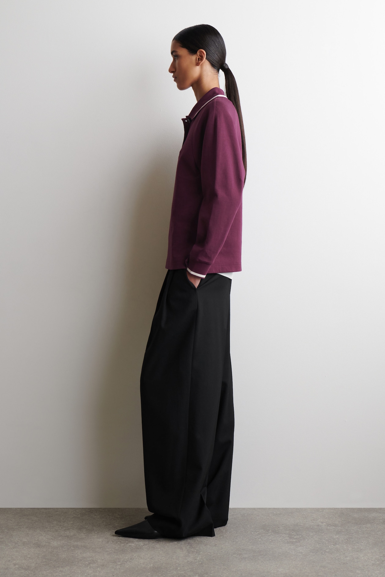 CONTRAST-TIPPED COTTON POLO TOP — BURGUNDY