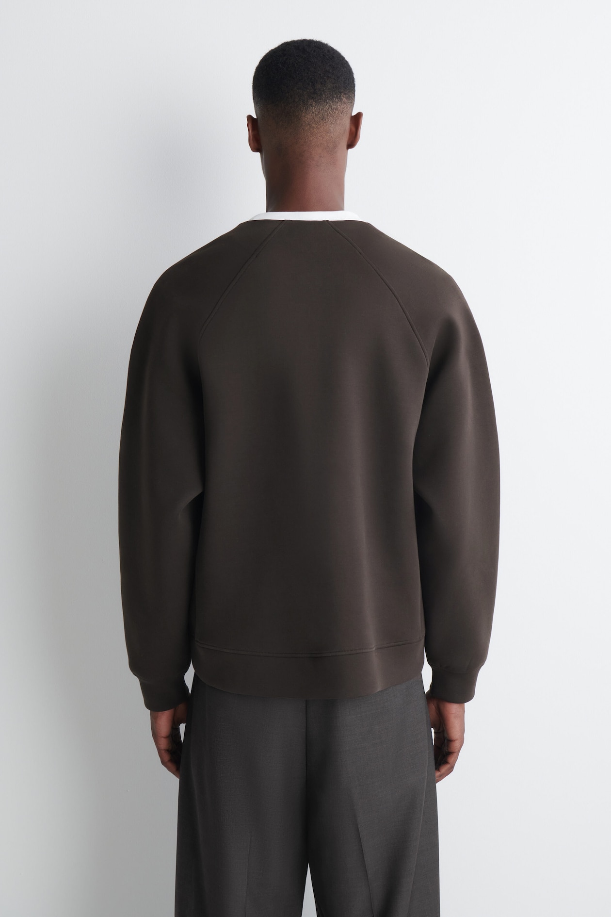RELAXED SCUBA HENLEY TOP — DARK BROWN