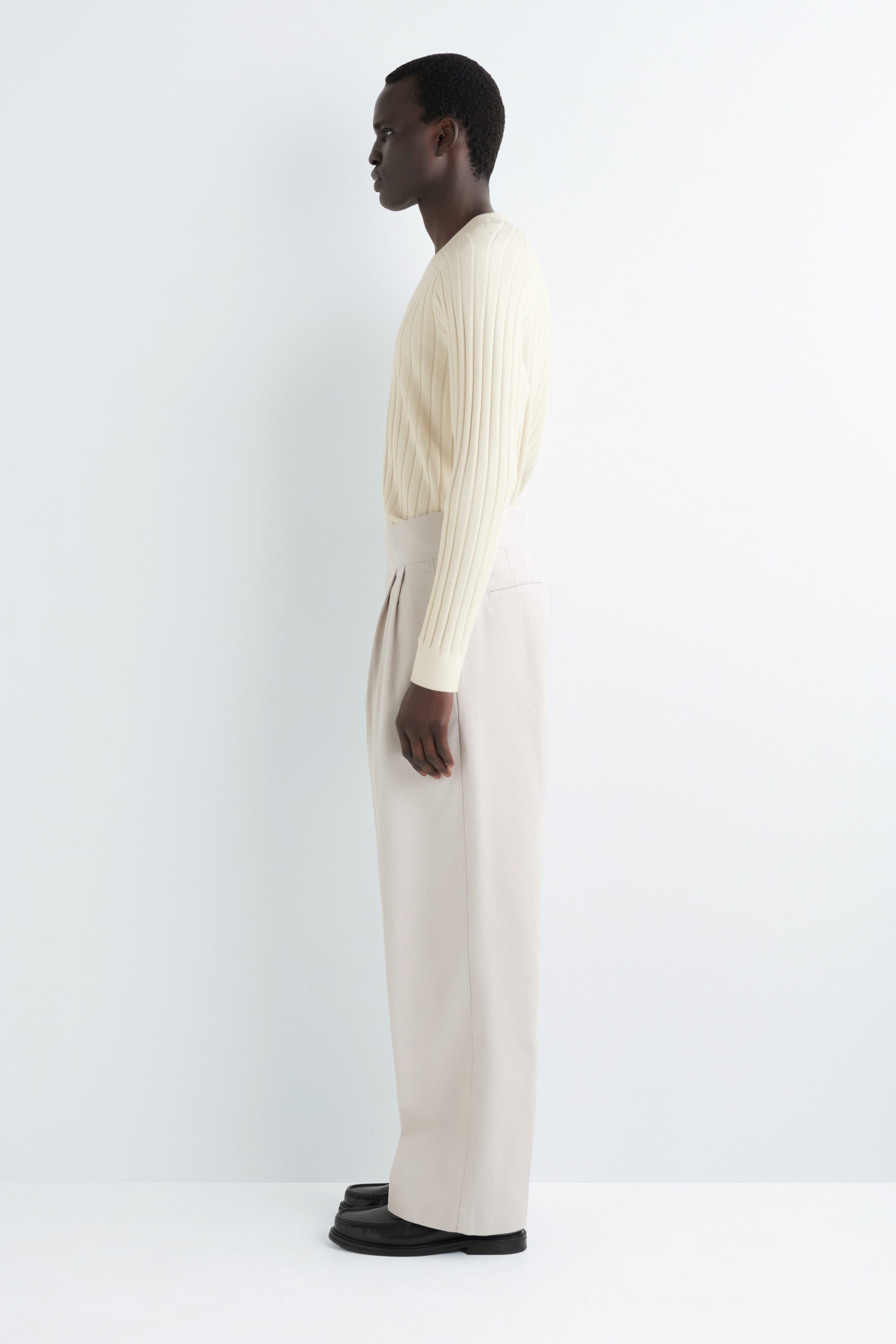 BELT-DETAIL PLEATED WIDE-LEG TROUSERS