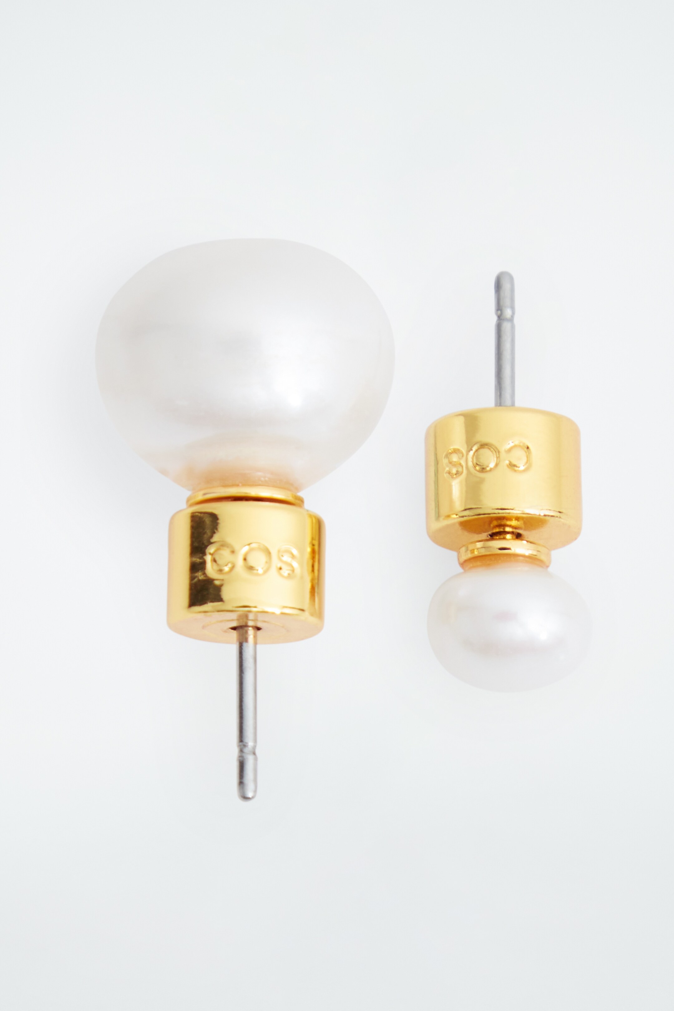 Ingrandisci l'immagine: MISMATCHED FRESHWATER PEARL STUD EARRINGS - GOLD - DONNA | H&M CH 2