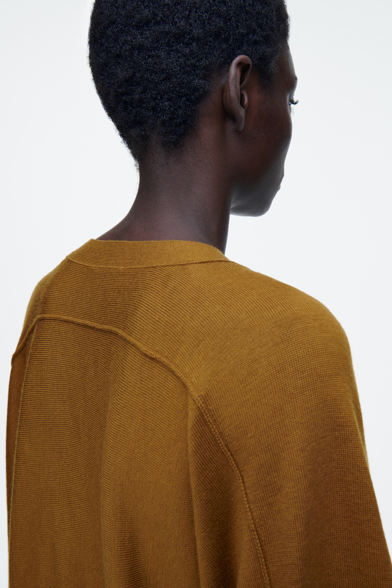 CARDIGAN À MANCHES CHAUVE-SOURIS EN LAINE MÉRINOS - OCRE/NOIR - 5