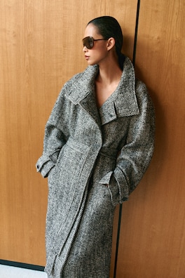 BELTED HERRINGBONE WOOL MOCK-NECK COAT — BLACK / HERRINGBONE 8