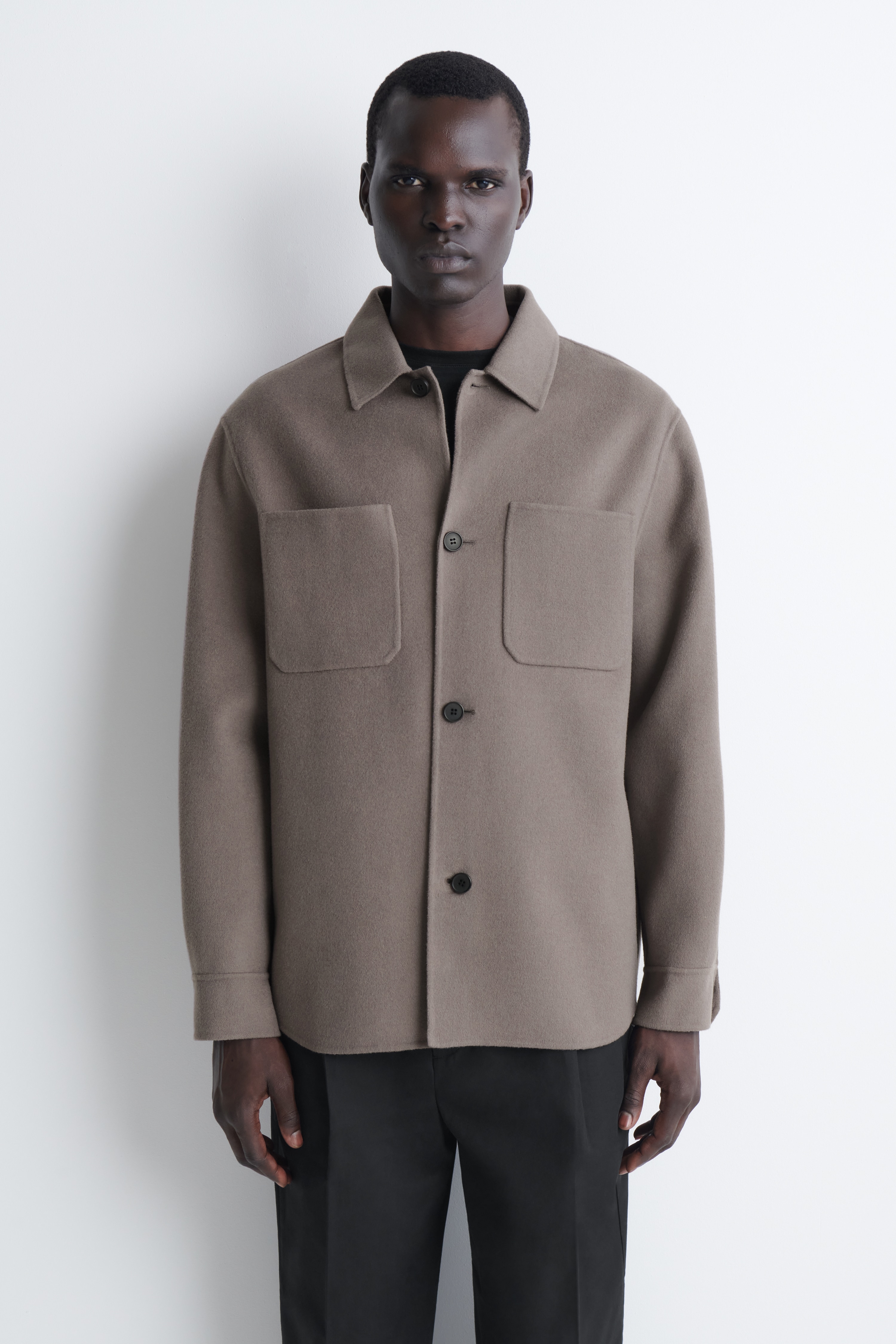 Î¤Î¿ Î´Î¹ÏÎ»Î®Ï ÏÏÎ·Ï Î¼Î¬Î»Î»Î¹Î½Î¿ overshirt ÏÎ±ÏÎ¿ÏÏÎ¹Î¬Î¶ÎµÏÎ±Î¹ ÏÎµ Î¼ÏÏÎ¿ÏÏÎ¹Î½Î® ÏÏÎ·, Î¼Îµ ÎºÎ»Î±ÏÎ¹ÎºÏ Î¼ÏÏÎµÏÏ Î³Î¹Î±ÎºÎ¬, Î¼ÏÏÎ¿ÏÏÎ¹Î½Ï ÎºÎ»ÎµÎ¯ÏÎ¹Î¼Î¿ Î¼Îµ ÏÎ­ÏÏÎµÏÎ± ÎºÎ¿ÏÎ¼ÏÎ¹Î¬ ÎºÎ±Î¹ Î´ÏÎ¿ Î¼ÎµÎ³Î¬Î»Î± ÏÏÎ¼Î¼ÎµÏÏÎ¹ÎºÎ¬ ÏÏÎµÏÎ¬ÎºÎ¹Î± ÏÏÎ¿ ÏÏÎ®Î¸Î¿Ï. Î¤Î¿ Î­Î½Î´ÏÎ¼Î± Î±Î½Î±Î´ÎµÎ¹ÎºÎ½ÏÎµÎ¹ Î¼Î±ÎºÏÎ¹Î¬ Î¼Î±Î½Î¯ÎºÎ¹Î± Î¼Îµ Î´Î¿Î¼Î·Î¼Î­Î½ÎµÏ Î¼Î±Î½ÏÎ­ÏÎµÏ ÎºÎ±Î¹ Î¯ÏÎ¹Î¿ ÏÎµÎ»ÎµÎ¯ÏÎ¼Î± ÏÎµ Î¼Î¿Î½ÏÏÏÏÎ¼Î· Î±ÏÏÏÏÏÏÎ· ÏÎ±Î¿ÏÏÎ­-Î³ÎºÏÎ¹.