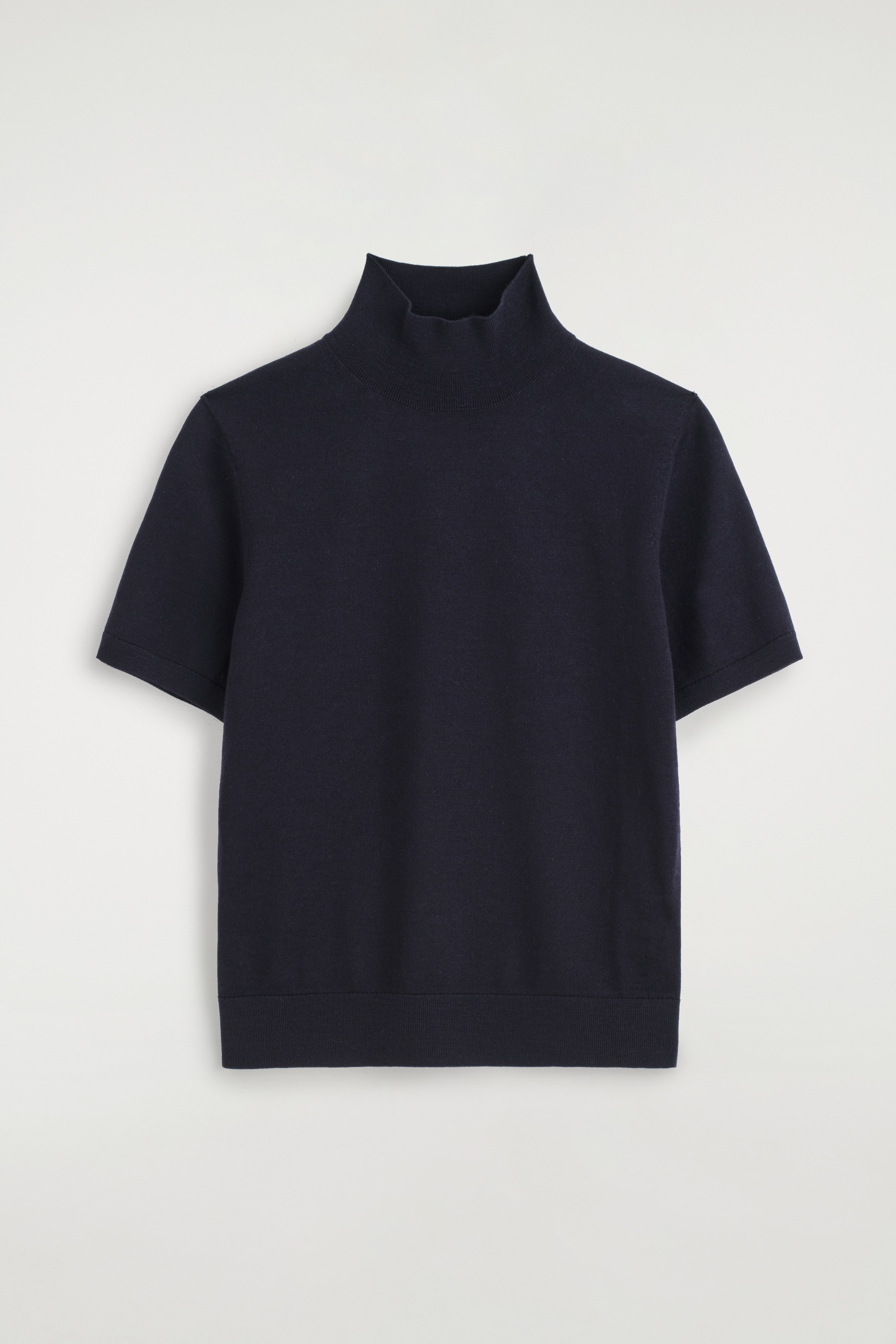 OBERTEIL AUS MERINOWOLLE MIT HOHEM KRAGEN - NAVYBLAU/BEIGE MELIERT/ROT