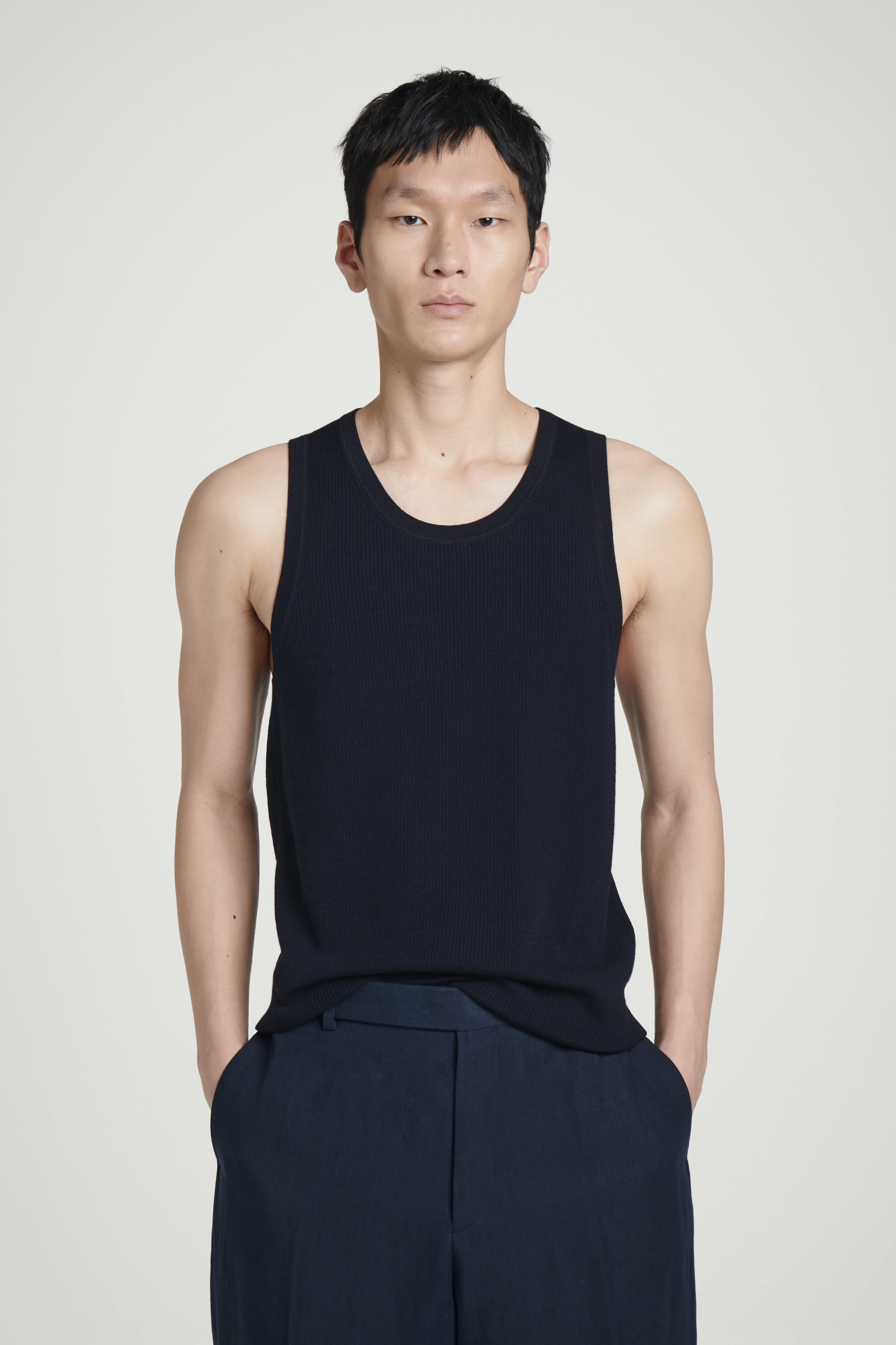 PRĄŻKOWANA KOSZULKA BEZ RĘKAWÓW Z WEŁNY MERINO - GRANATOWY/SZARY MELANŻ