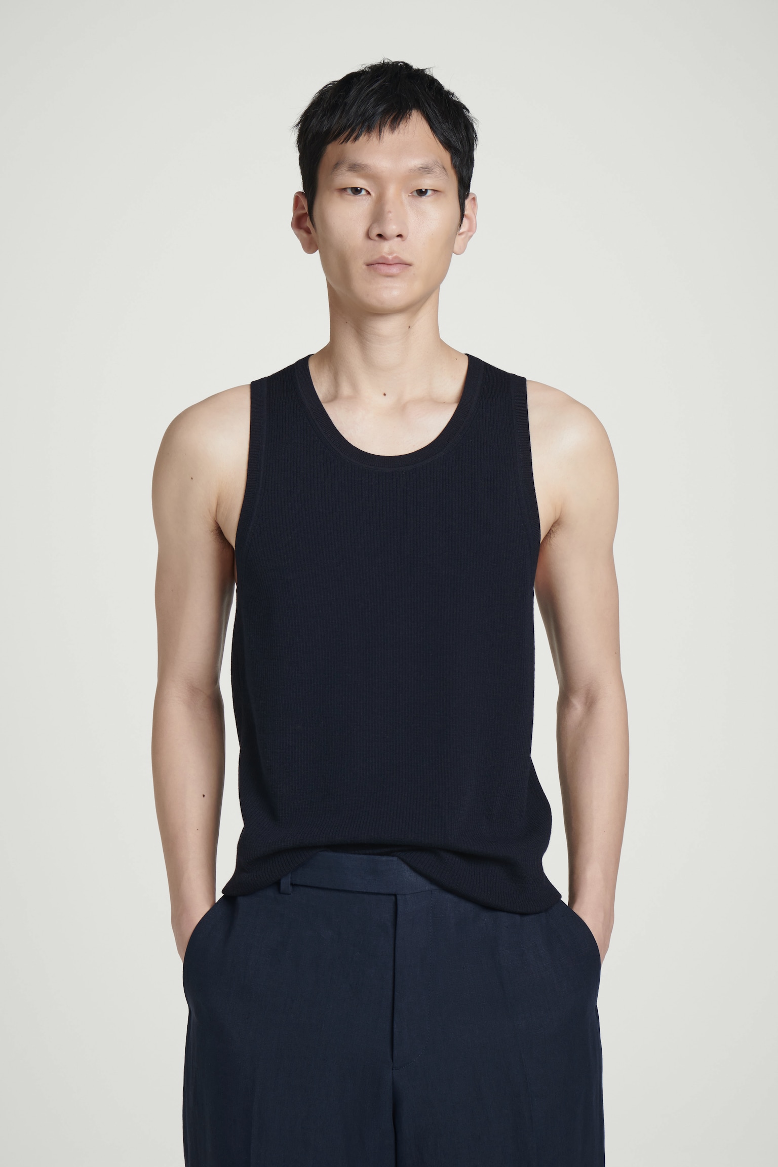 GERIPPTES STRICK-TANKTOP AUS MERINOWOLLE - NAVYBLAU/GRAU MELIERT