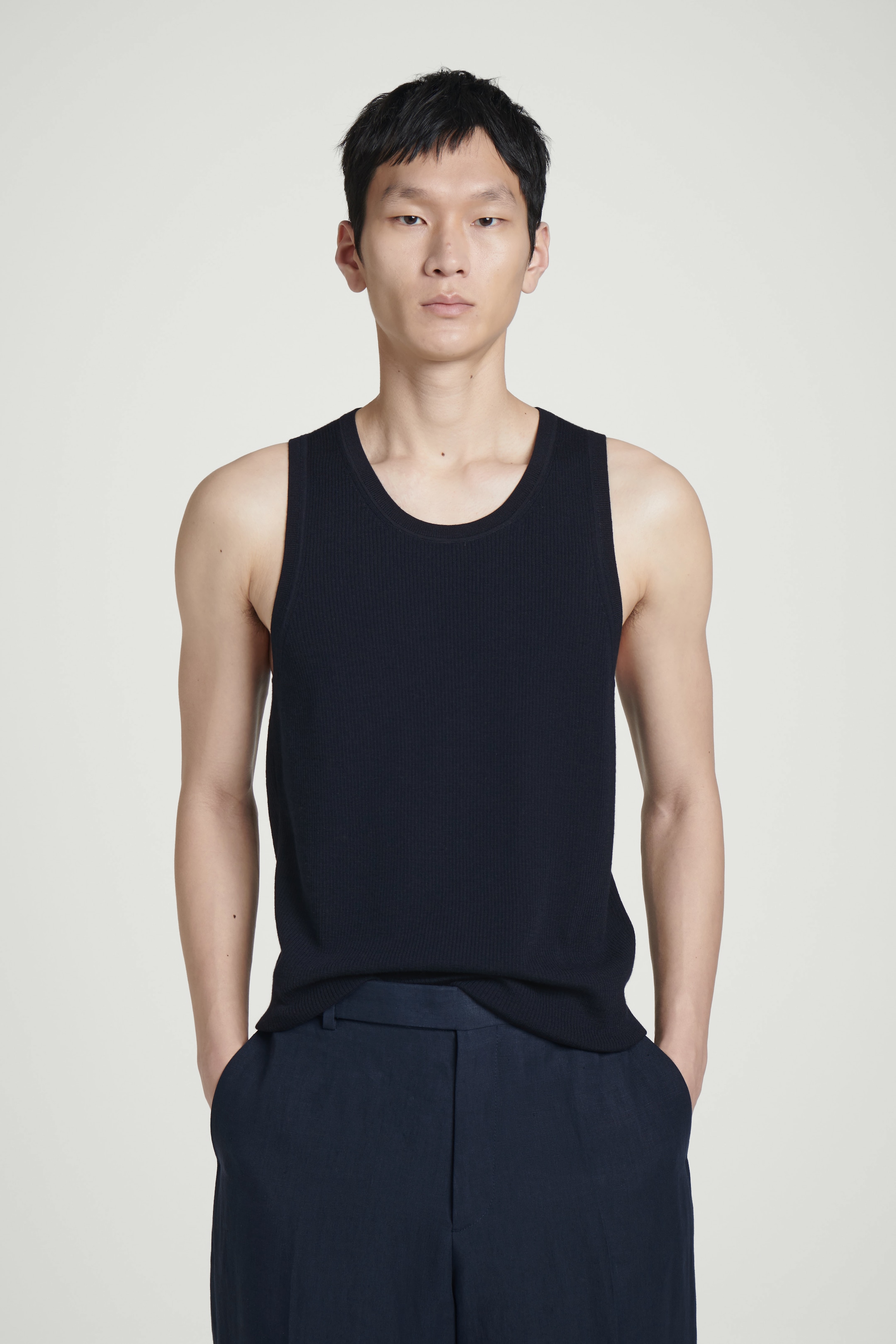 Ingrandisci l'immagine: RIBBED MERINO WOOL KNITTED TANK TOP - NAVY - UOMO | H&M CH 1