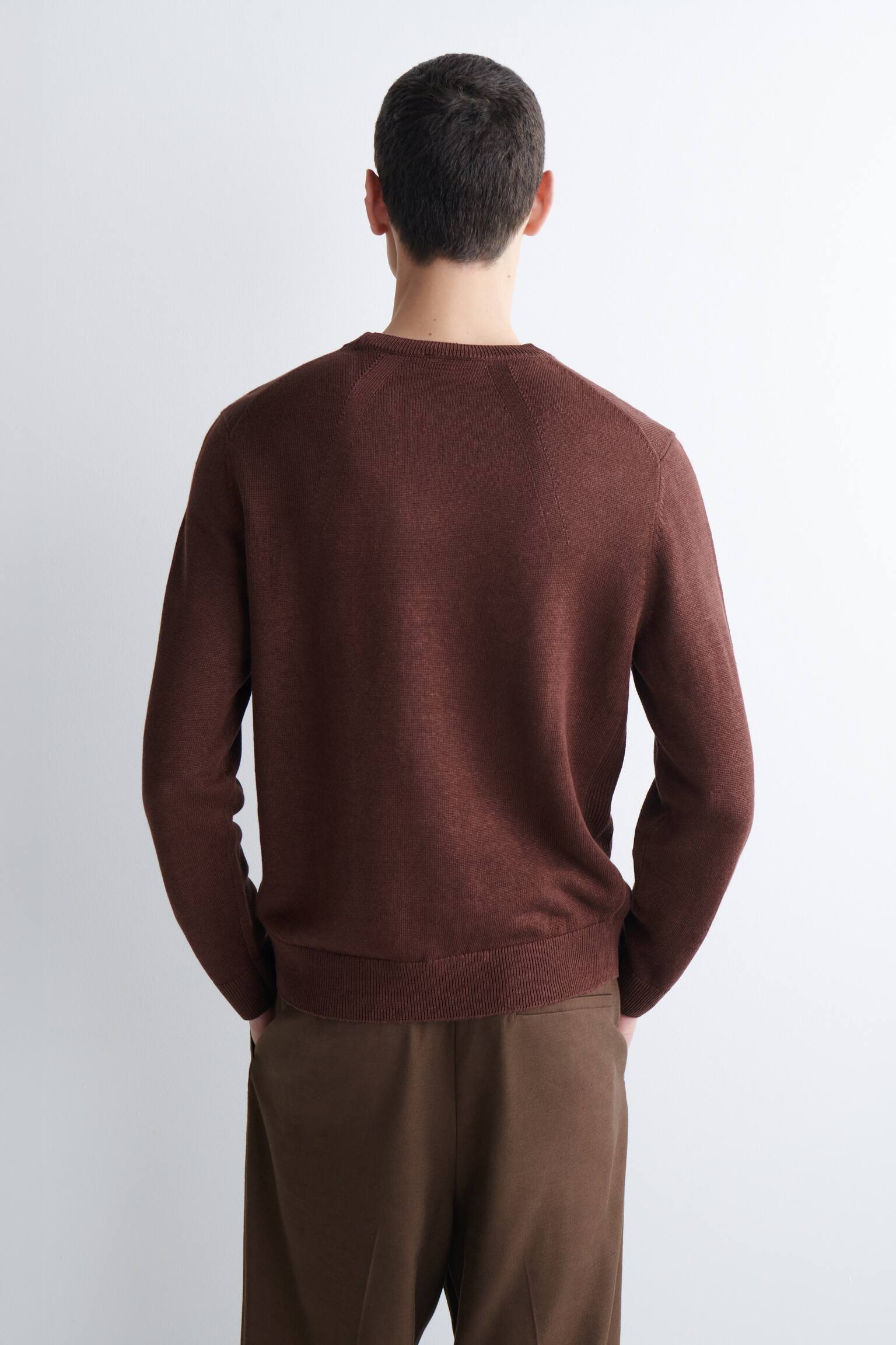 KNITTED LINEN CREW-NECK JUMPER - חום - 7