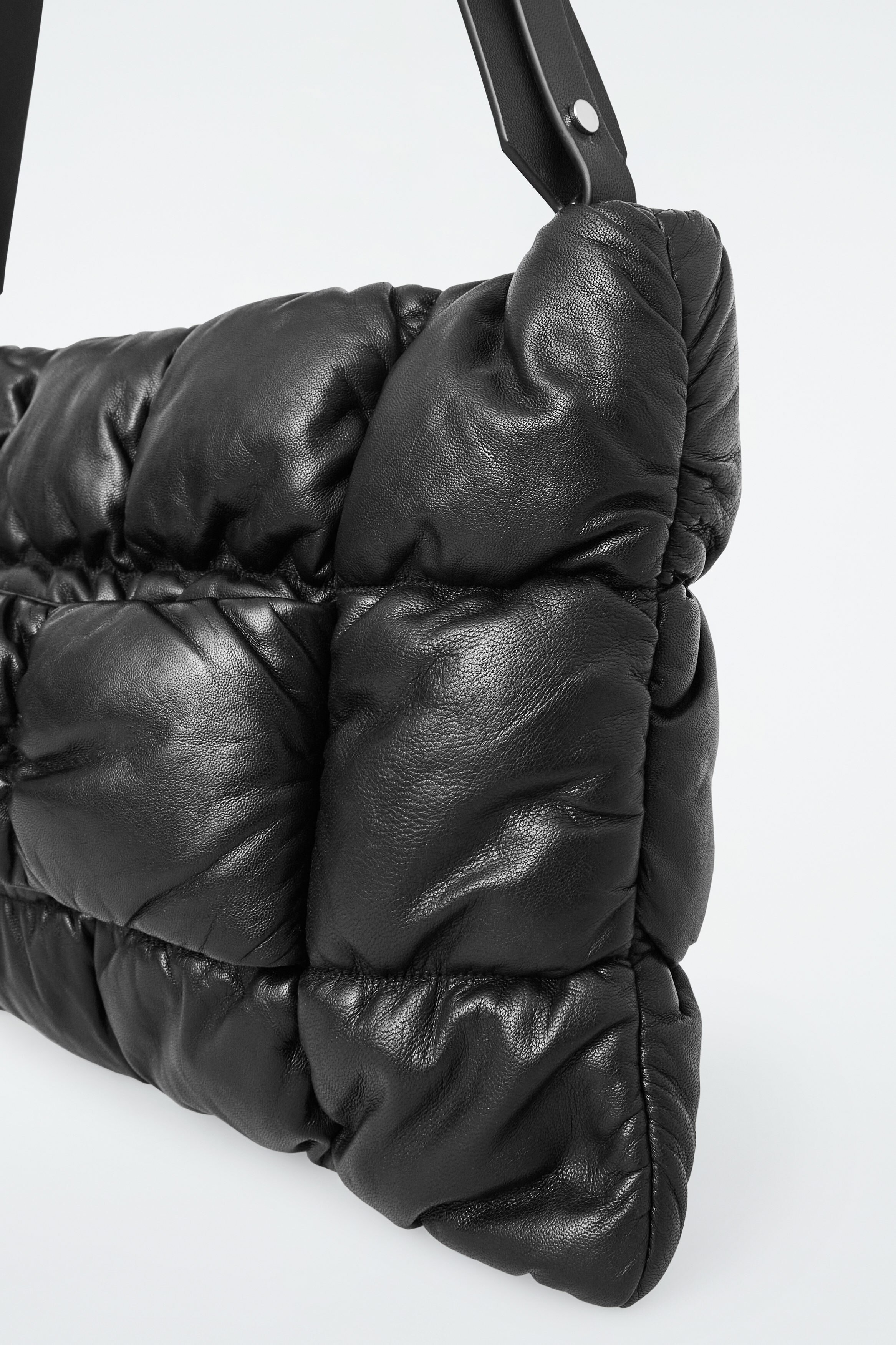 【極希少】COS PILLOW OVERSIZED QUILTED CLUTCH PILLOW OVERSIZED QUILTED CLUTCH BAG - LEATHER - BLACK | COS