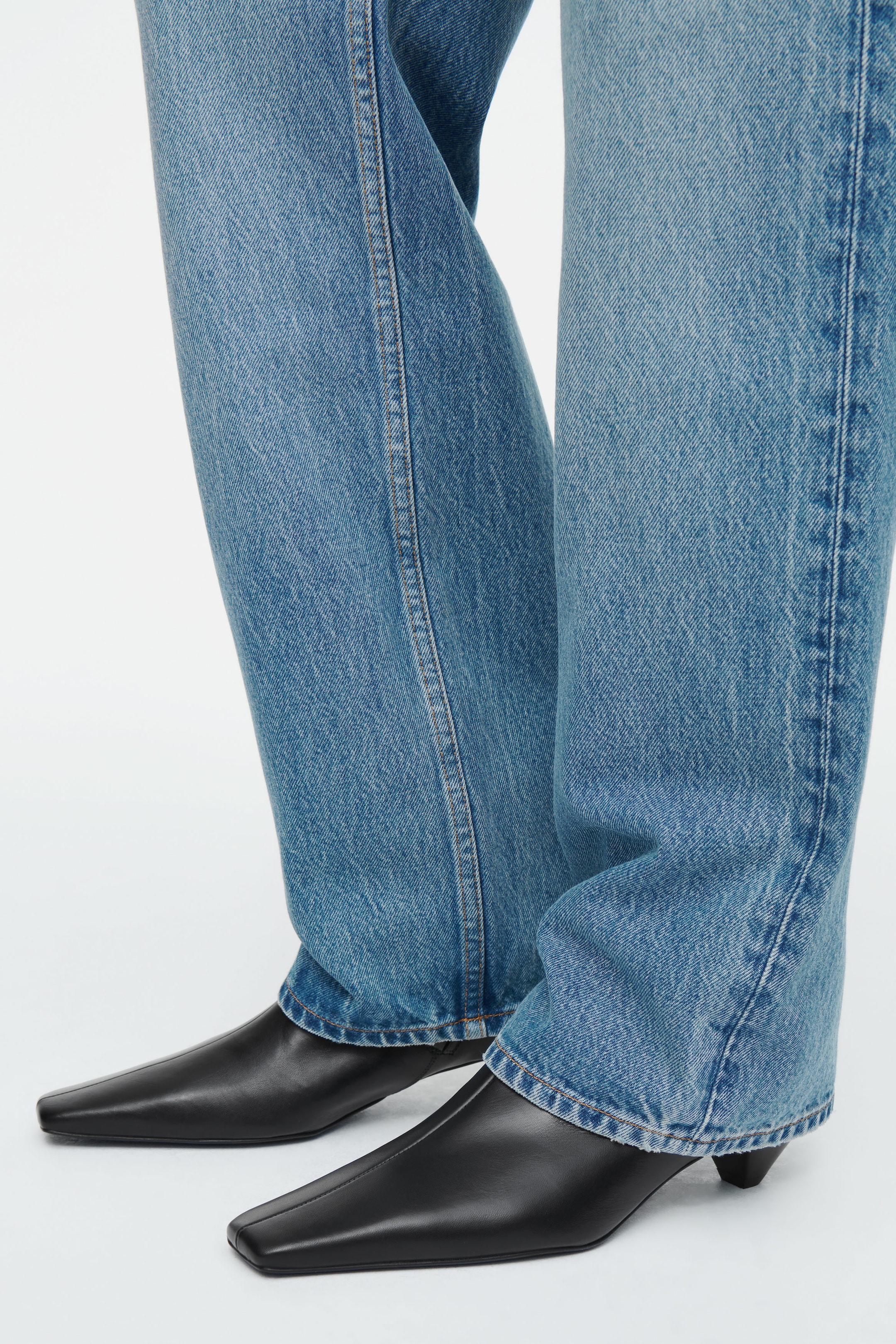 COLUMN STRAIGHT-LEG JEANS