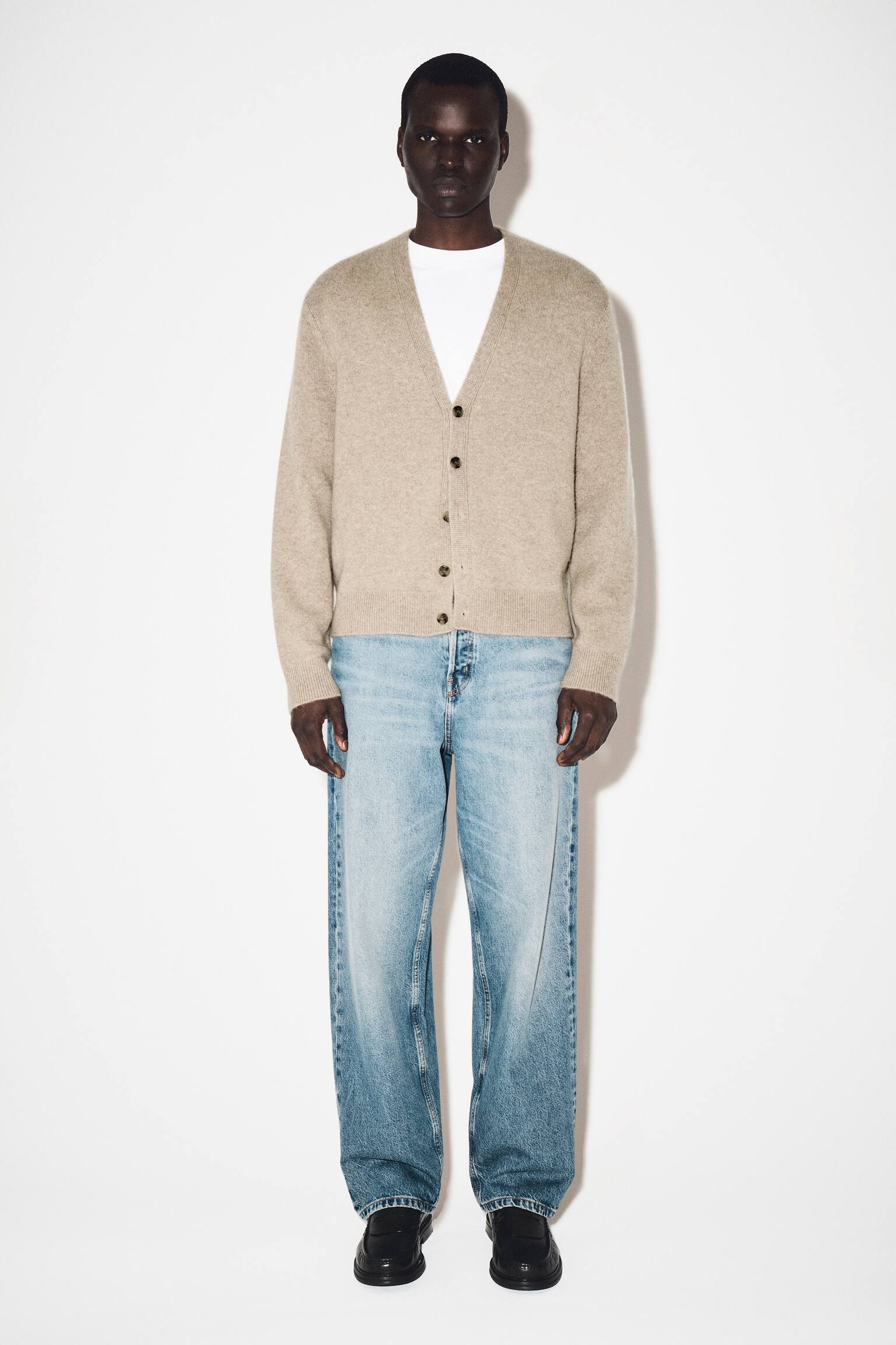 STRICKJACKE AUS KASCHMIR MIT V-AUSSCHNITT - HELL UNGEFÄRBT/NAVYBLAU - 9