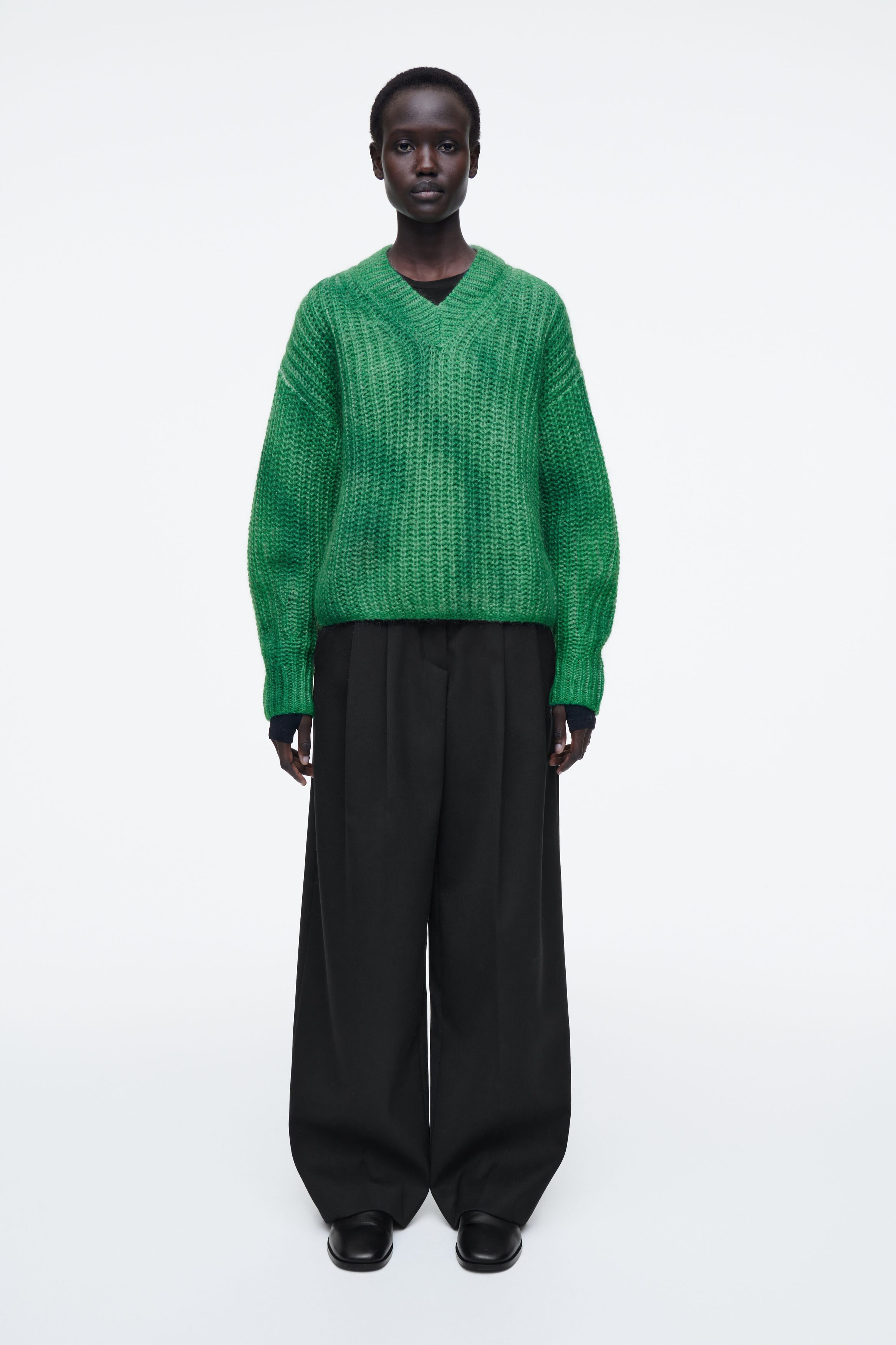 ★SCULPTOR★ Glossy Patterned Anorak Pullover Green SC23A241 SPRAY-EFFECT MOHAIR V-NECK SWEATER - GREEN | COS