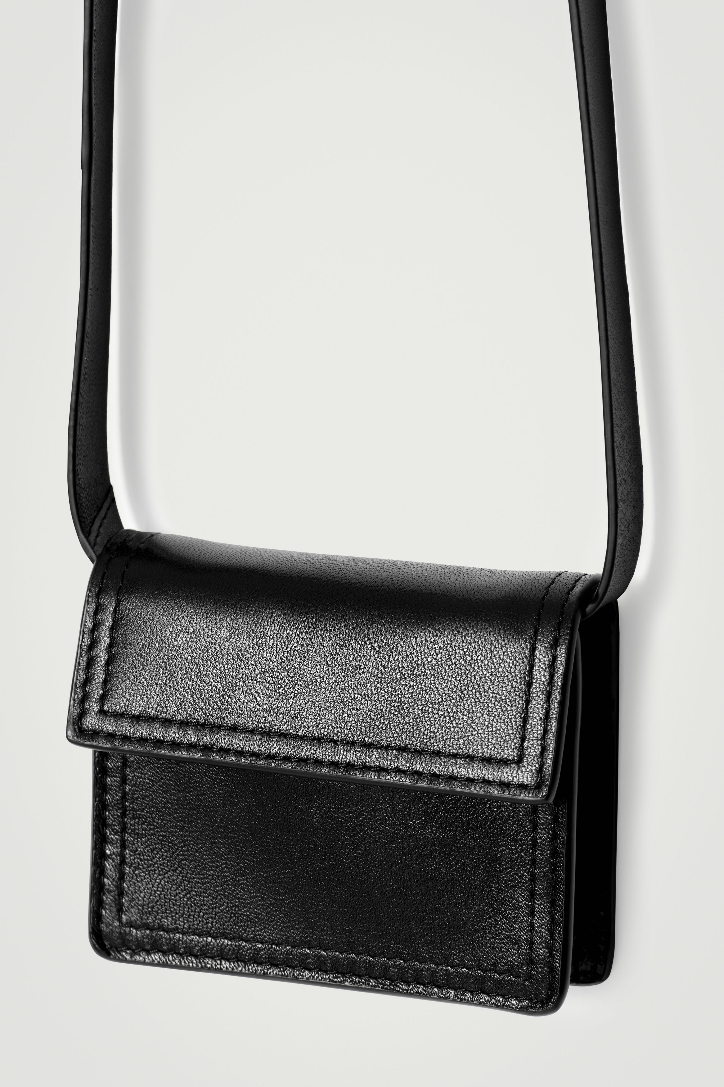 小物 WIND AND SEA SMALL POUCH BLACK Vida Small Pouch in Micro Pebbled Leather - Black – HOBO