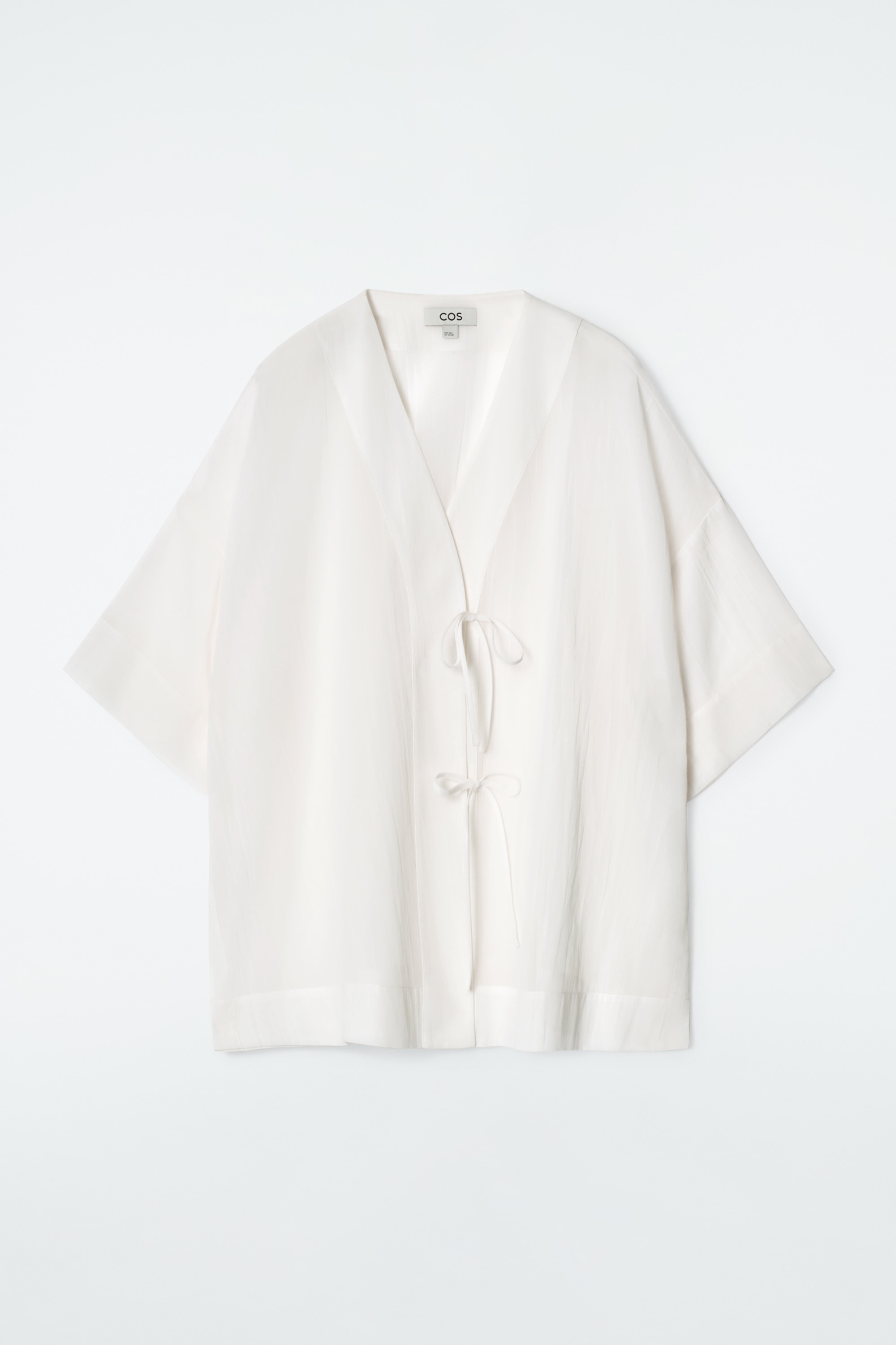 CAMISA DE PLAYA ARRUGADA CON LAZADA FRONTAL - BLANCO/NEGRO