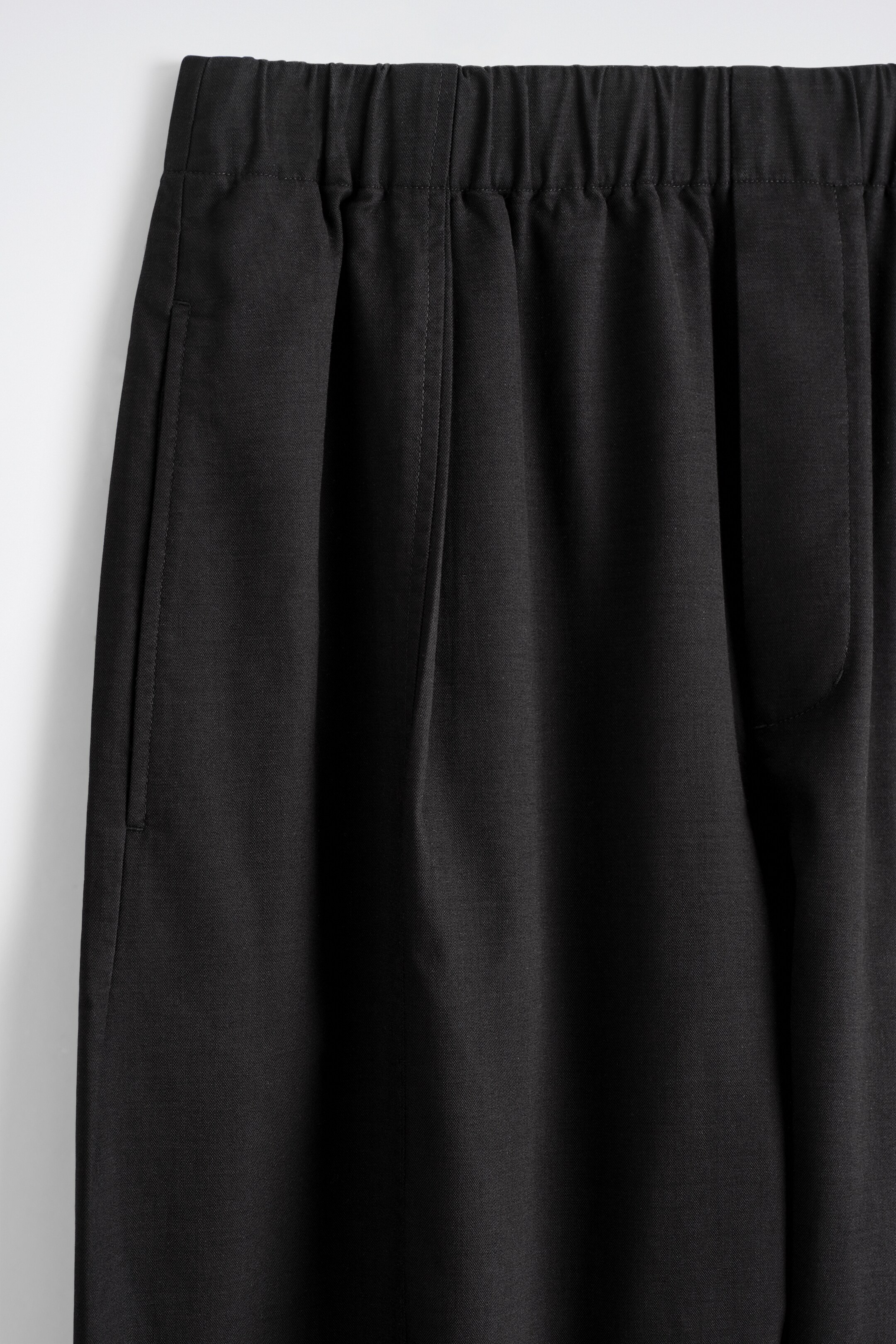 Größeres Bild ansehen: VERKÜRZTE HOSE AUS BAUMWOLLE MIT BARREL-BEIN - SCHWARZ - Men | H&M DE 6