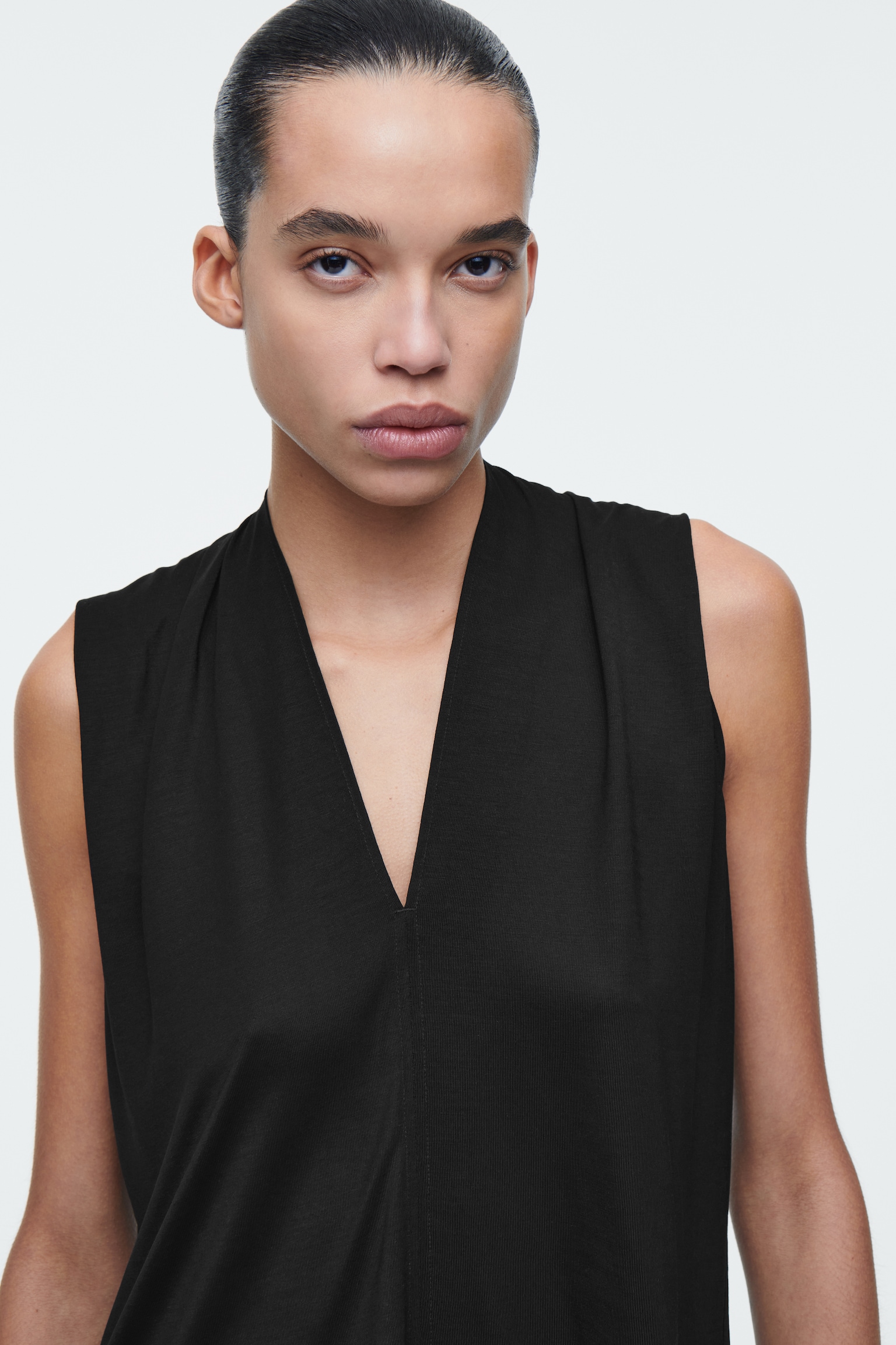 TOP DRAPEADO CON CUELLO DE PICO - NEGRO/AZUL CLARO - 6