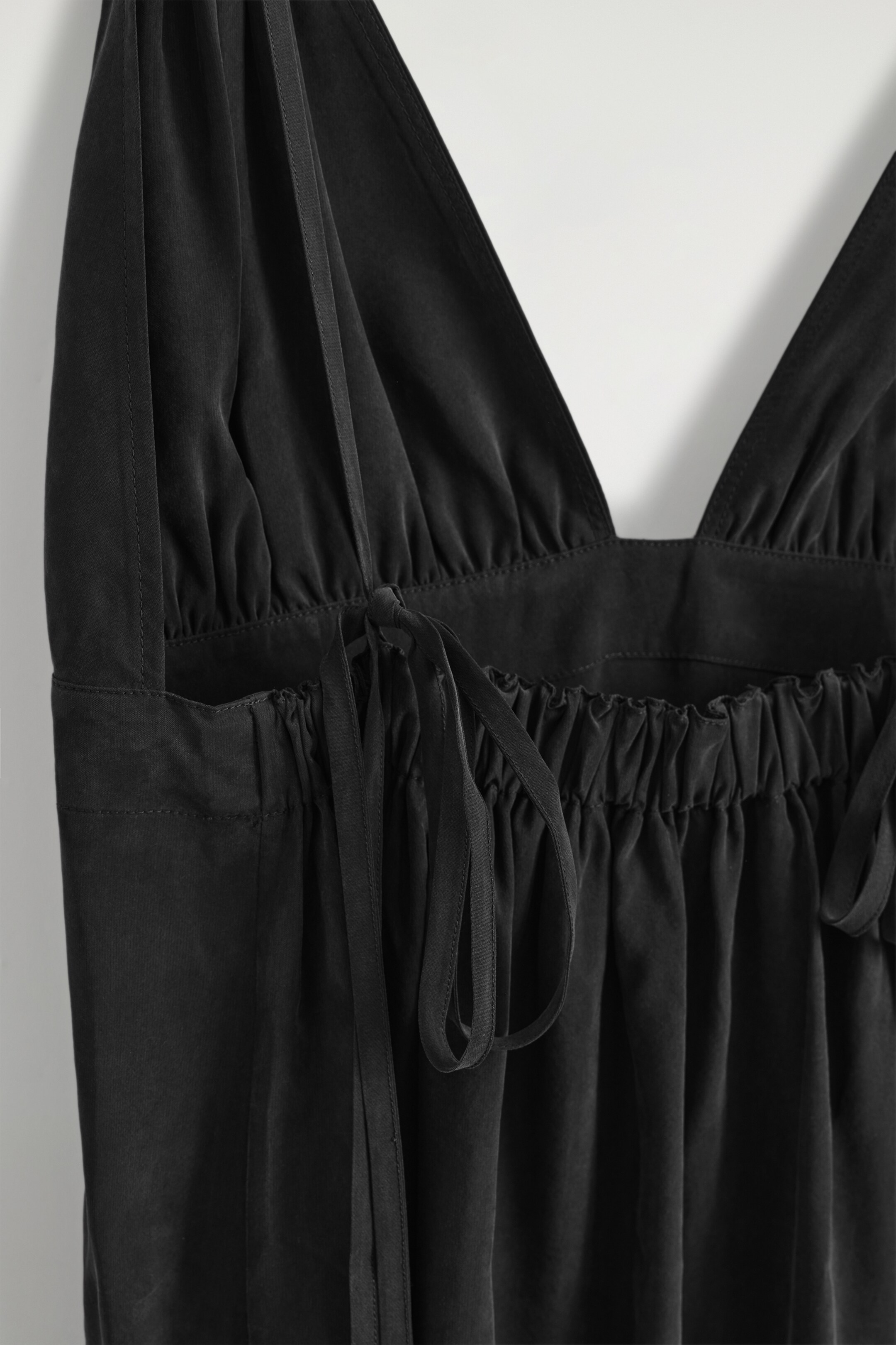 Vezi imaginea mai mare: ROCHIE MAXI CU DECOLTEU ÎN V ȘI ADUNĂTURI - NEGRU SPĂLAT - FEMEI | H&M RO 6