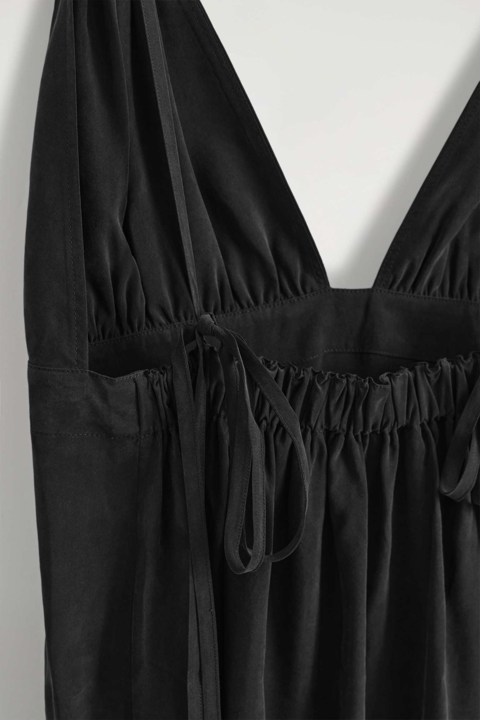 MAXIKLEID MIT V-AUSSCHNITT UND RAFFUNGEN - SCHWARZE WASCHUNG/DUNKELROT - 3