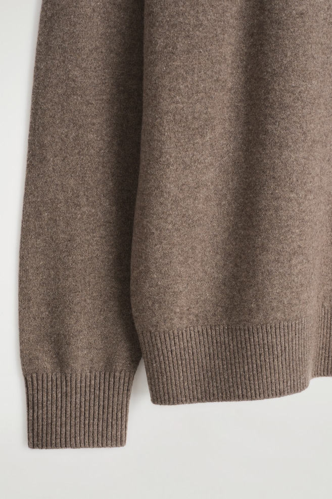 SEAMLESS PURE CASHMERE CREW-NECK SWEATER — DARK UNDYED