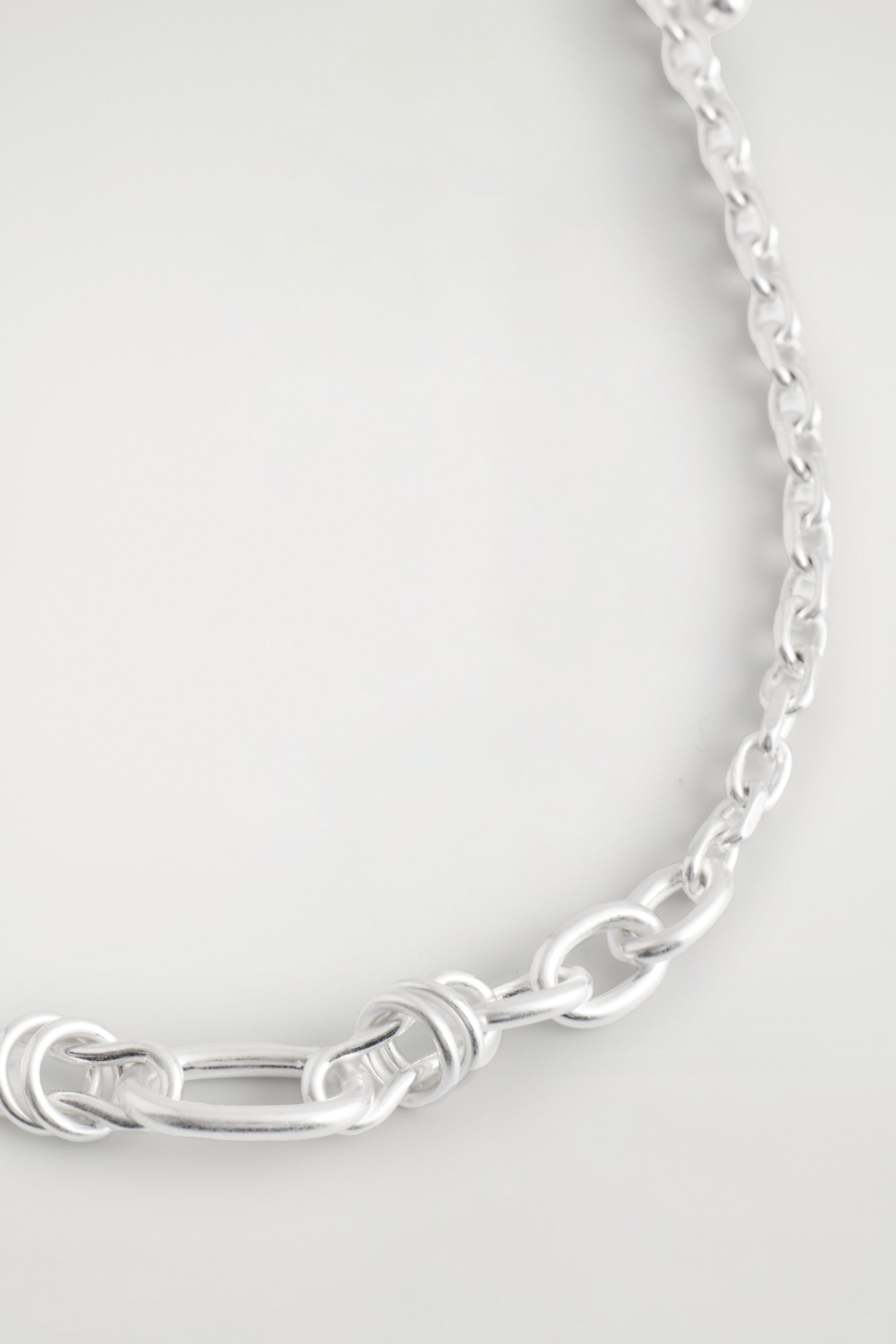 Grösseres Bild ansehen: KETTE AUS ASYMMETRISCHEN GLIEDERN - SILBER - DAMEN | H&M CH 3