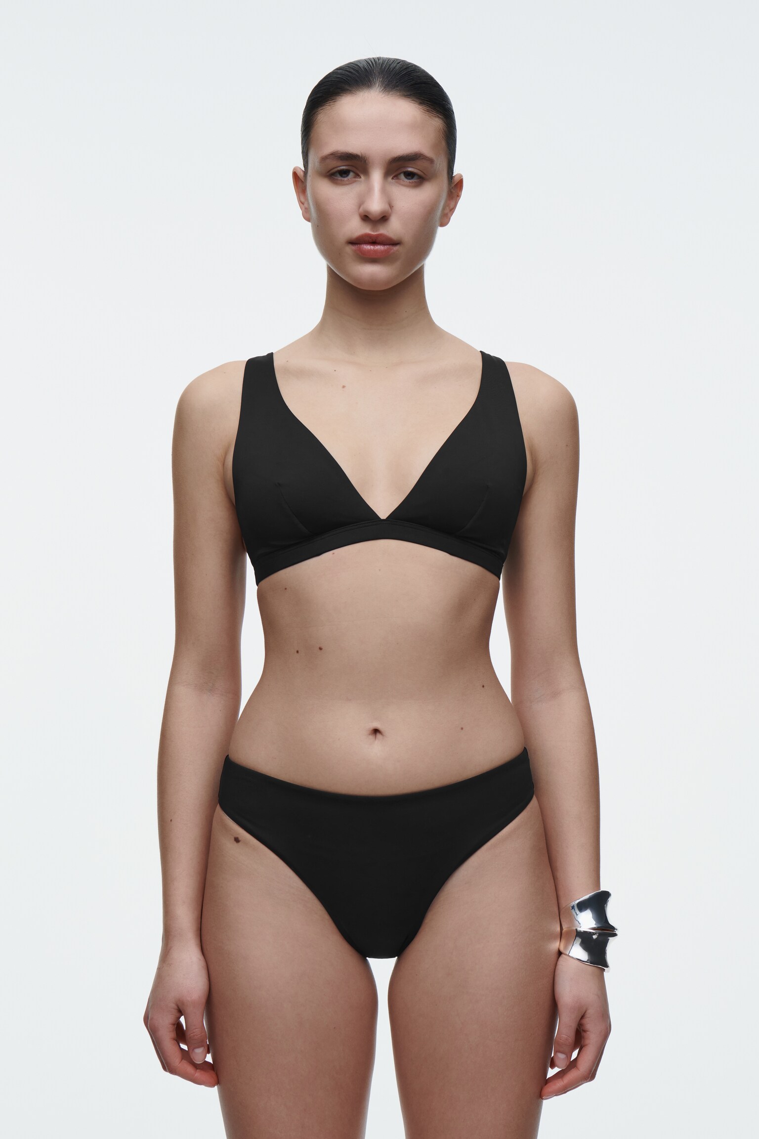 MAGAS KIVÁGÁSÚ BIKINI FELSŐ - FEKETE