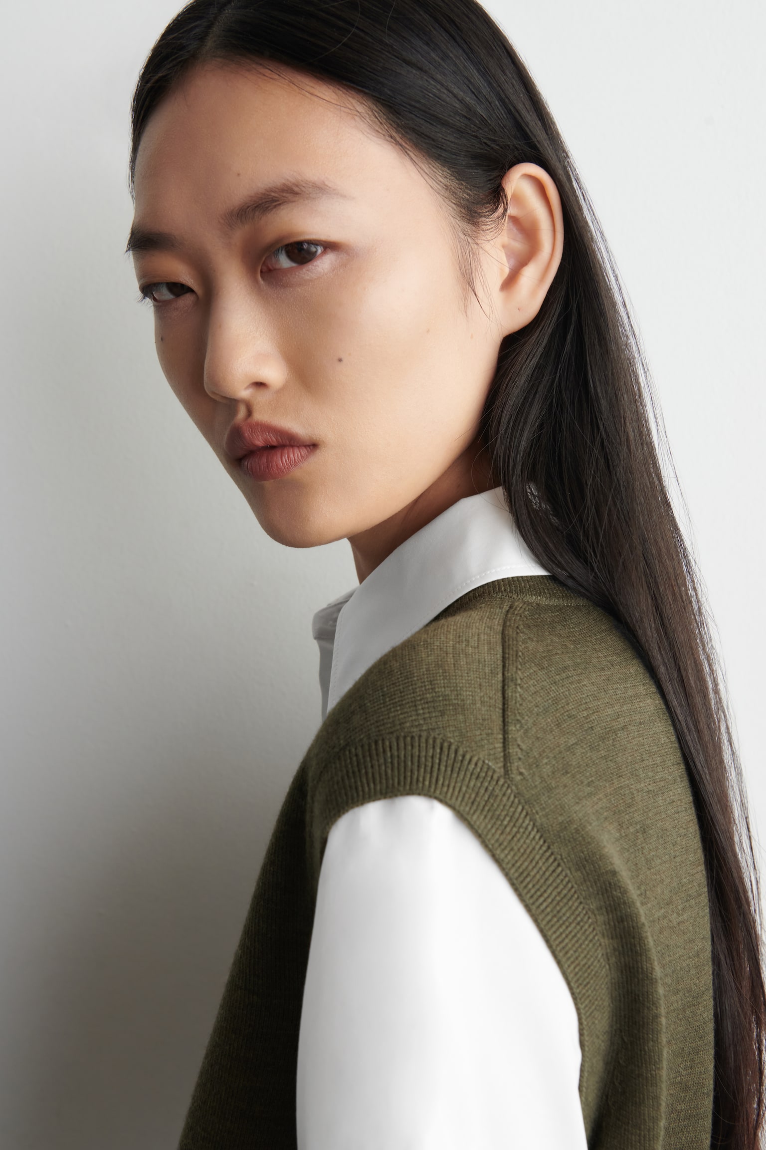 VIACVRSTVOVÁ VESTA Z MERINO VLNY - KHAKI / BIELA - 4