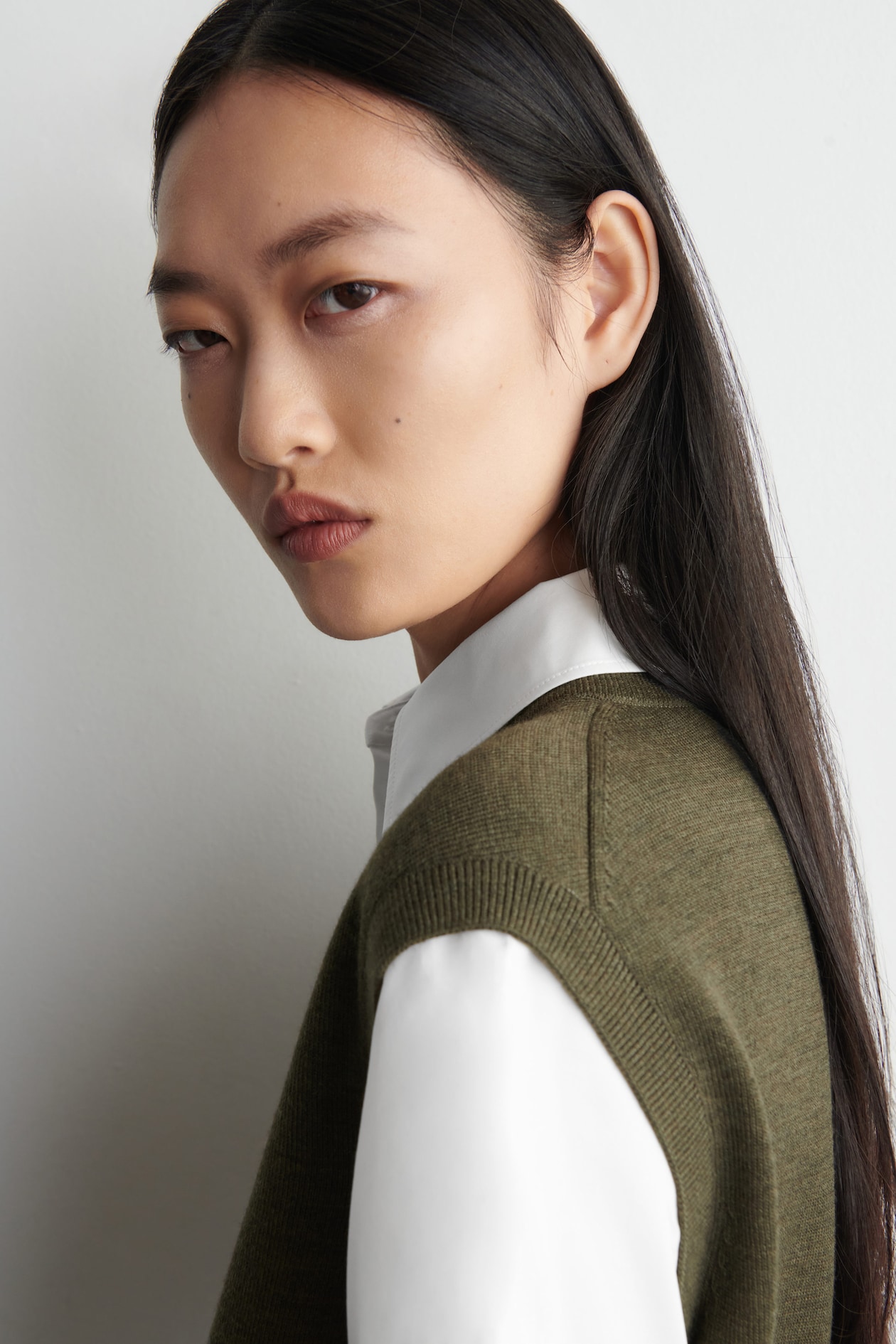LAYERED MERINO WOOL SHIRT VEST — KHAKI / WHITE