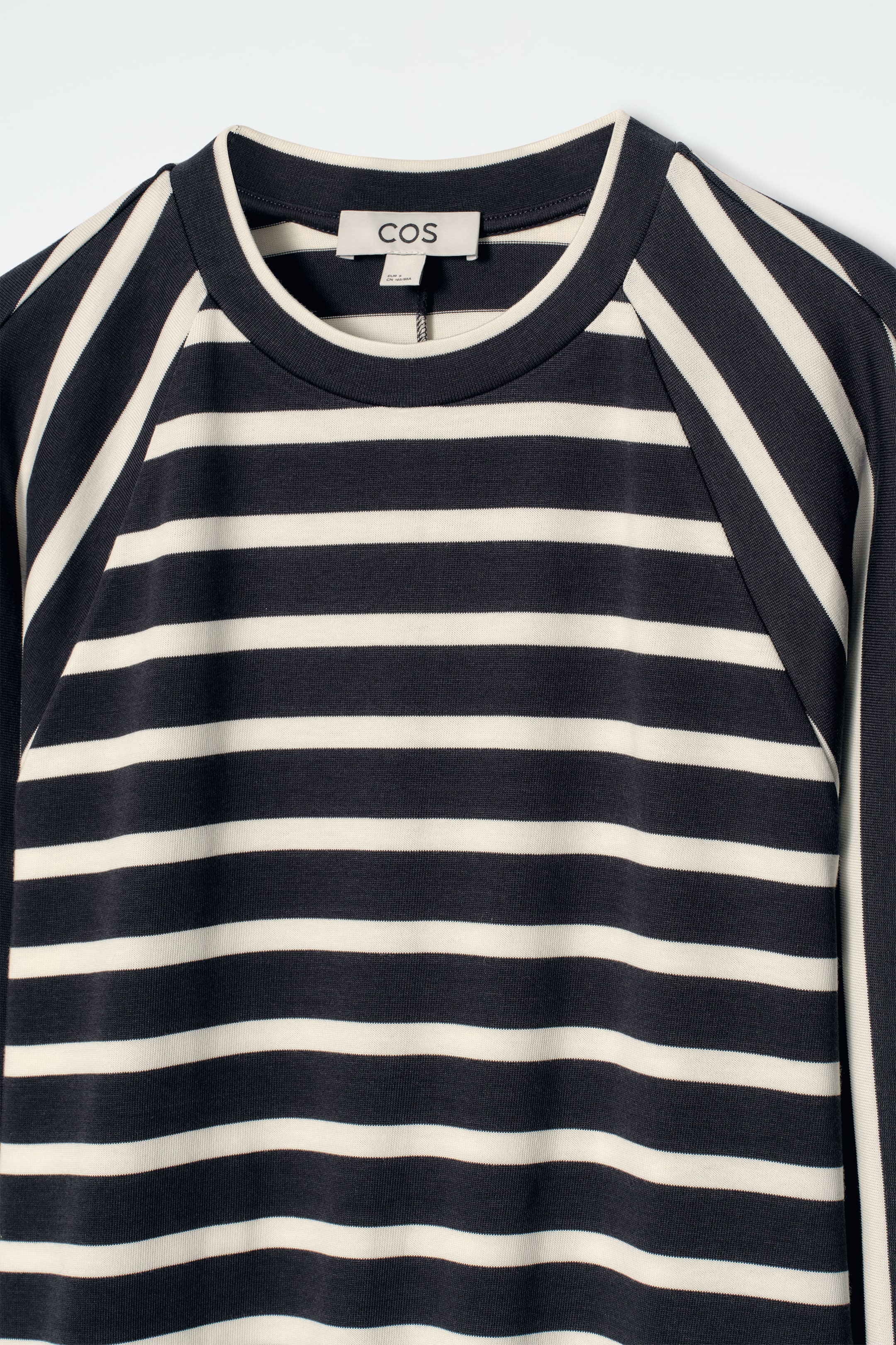 Grotere afbeelding bekijken: JERSEY MIDI KOLOM JURK - MARINE / GESTREEPT - DAMES | H&M BE 7