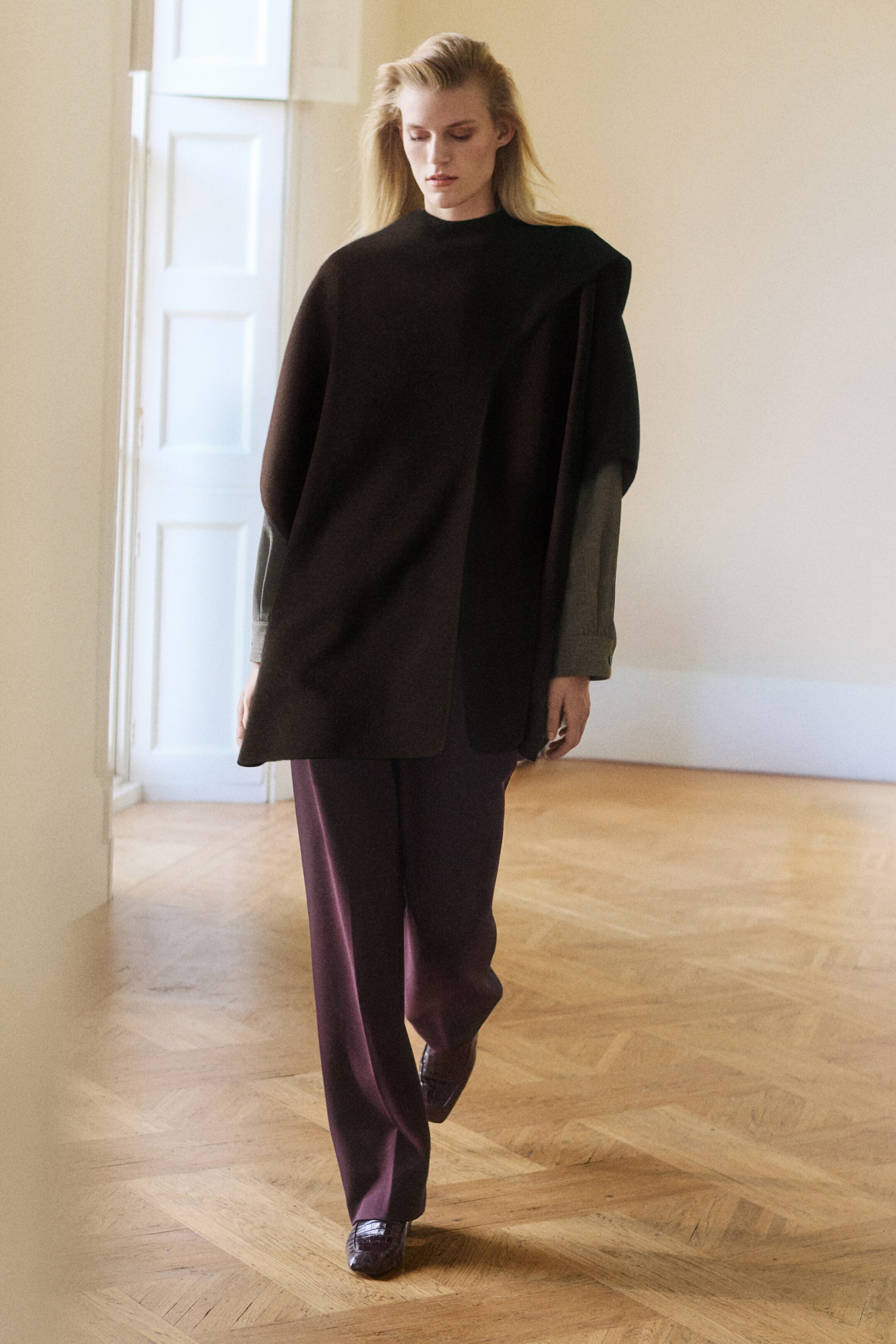 Größeres Bild anzeigen: SCHAL-CAPE AUS DOUBLEFACE-WOLLE - DUNKELBRAUN - Ladies | H&M AT 6