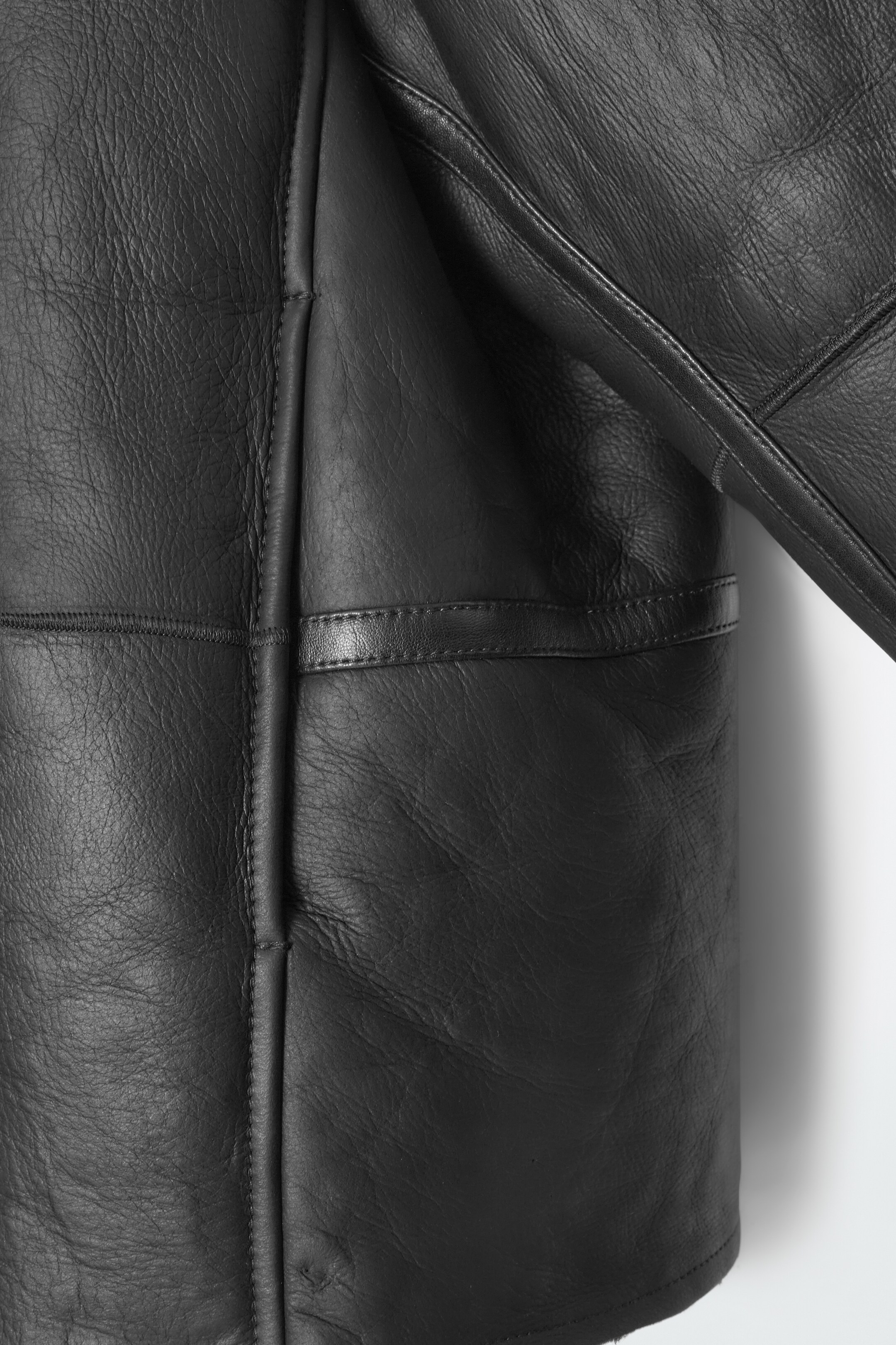 Grotere afbeelding bekijken: OVERSIZED SHEARLING AVIATOR JACKET - BLACK - DAMES | H&M NL 3