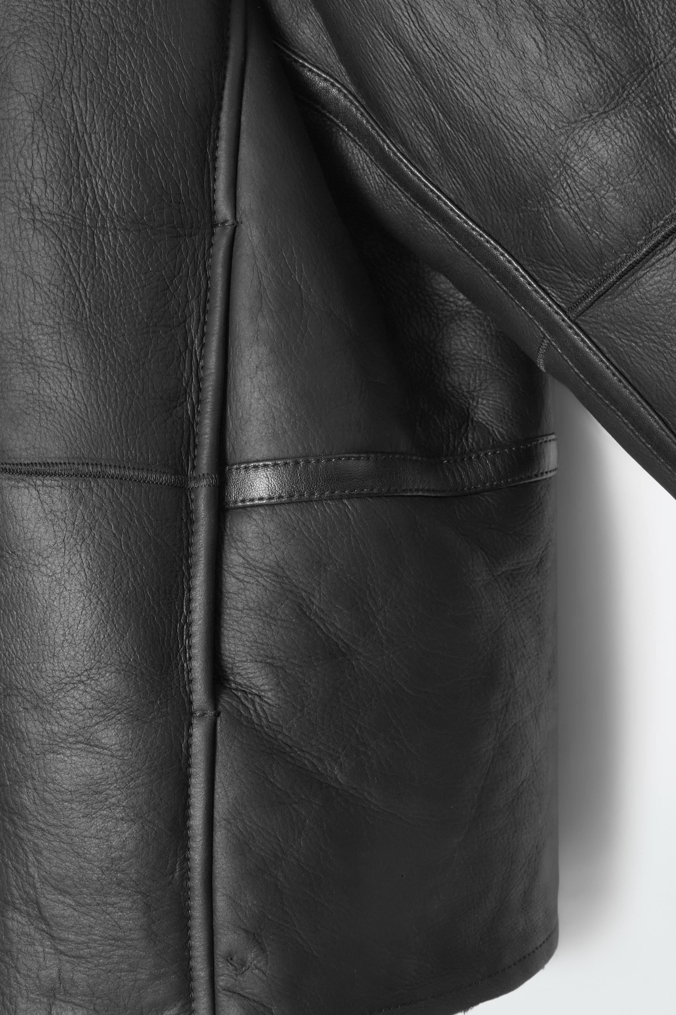 Agrandir l'image: VESTE AVIATEUR OVERSIZE EN PEAU LAINÉE - NOIR - FEMME | H&M CH 10