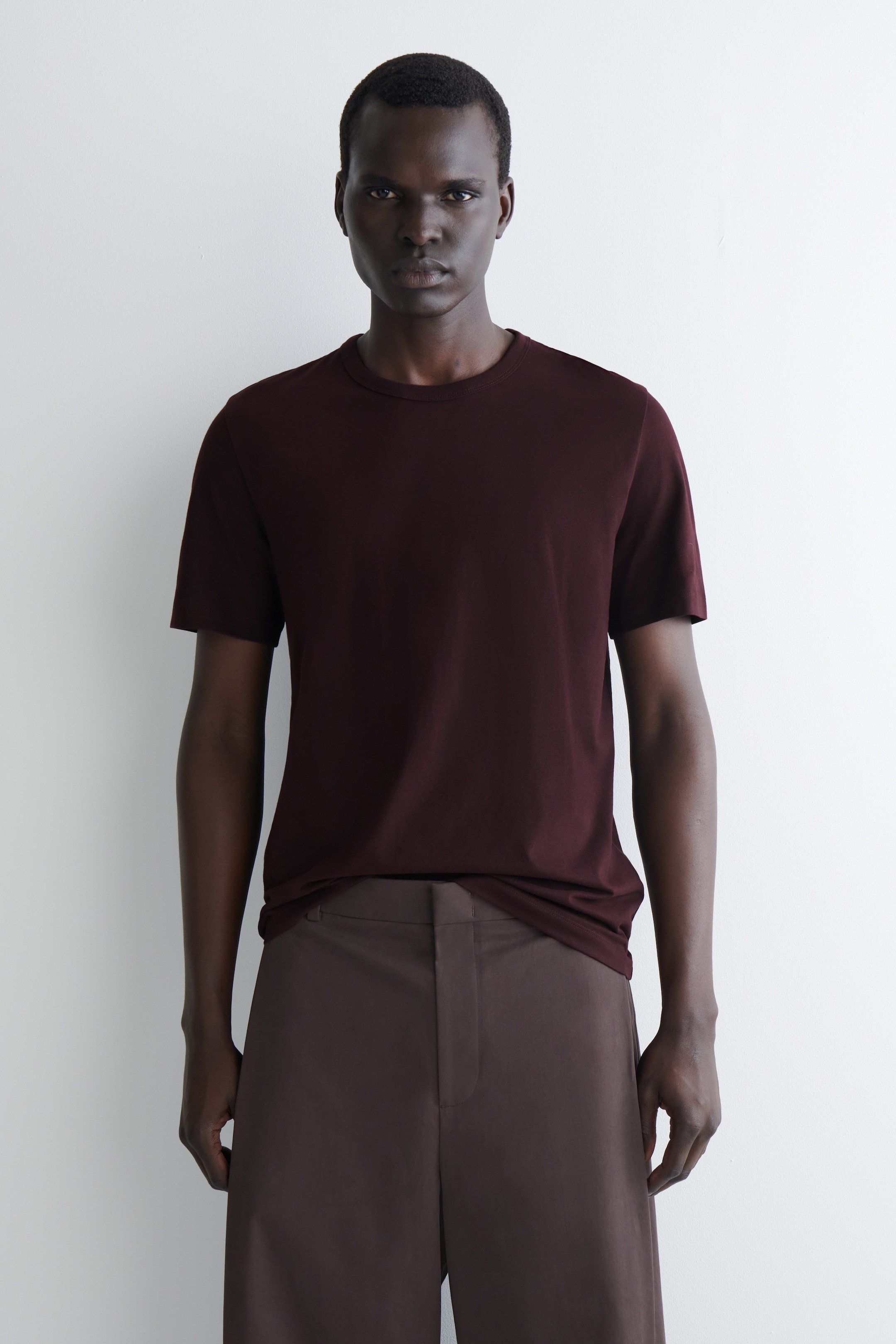 Grösseres Bild ansehen: LEICHTES T-SHIRT AUS GEBÜRSTETER BAUMWOLLE - BURGUNDERROT - HERREN | H&M CH 1