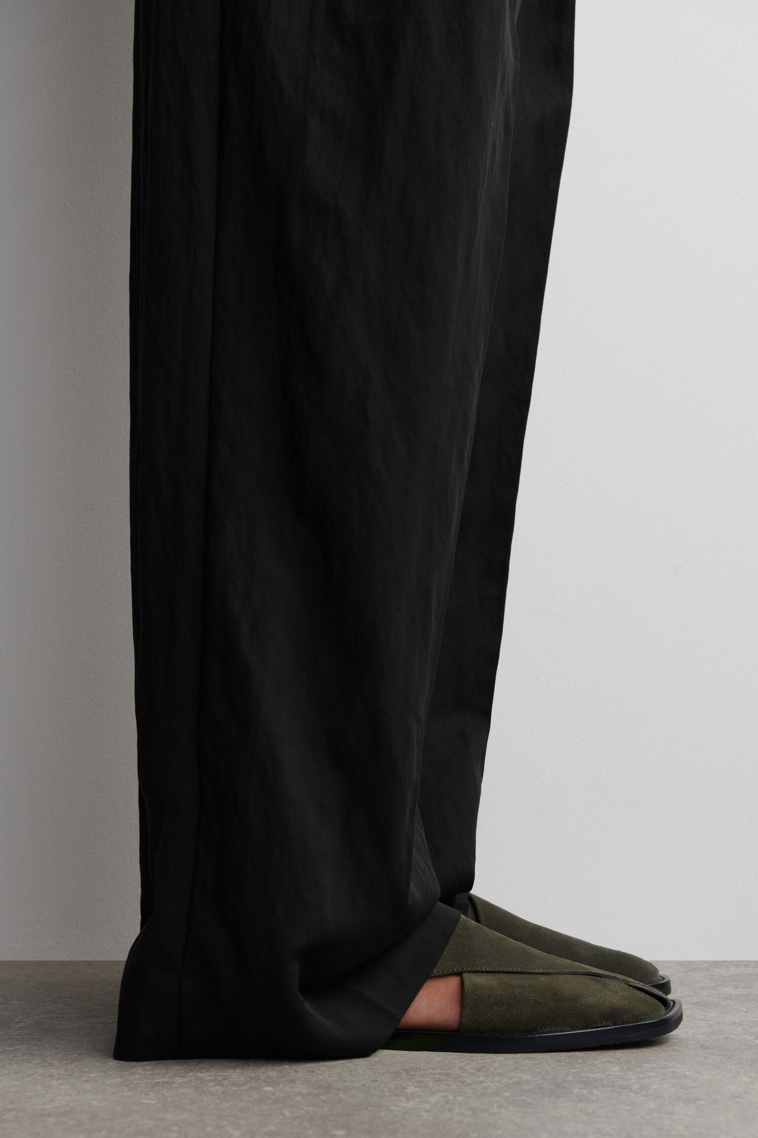 SANDALIAS DE PIEL CON PANELES CRUZADOS - GRIS/NEGRO - 5
