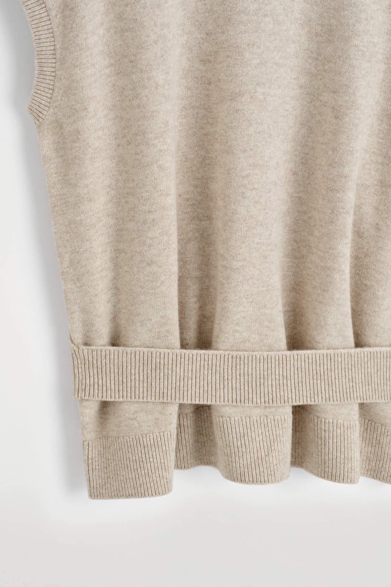 BELT-DETAIL FUNNEL-NECK WOOL VEST — BEIGE MÉLANGE