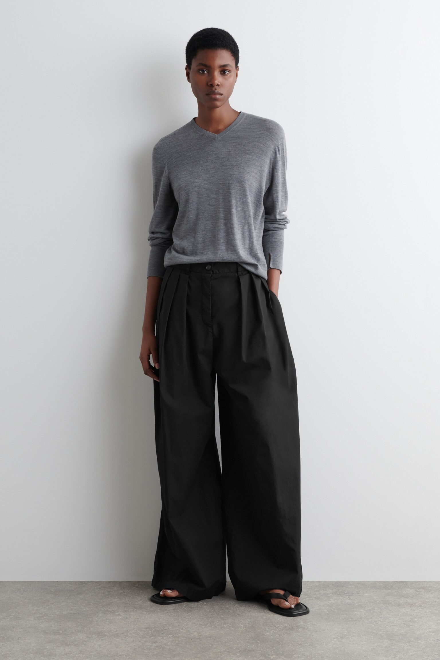 MERINO WOOL V-NECK JUMPER - GREY - 7