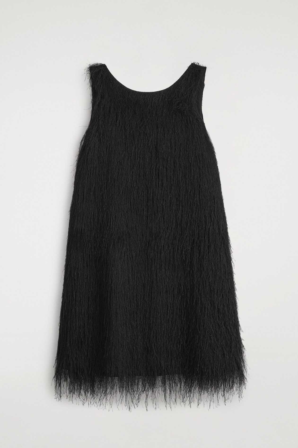 Ein schwarzes Minikleid mit Fransen wird von vorne gezeigt und verfügt über ein ärmelloses Design, einen Rundhalsausschnitt und eine A-Linien-Silhouette. Das gesamte Kleidungsstück ist mit dichten, feinen Fransen bedeckt, die vertikal herabhängen und über den unteren Saum hinausreichen.