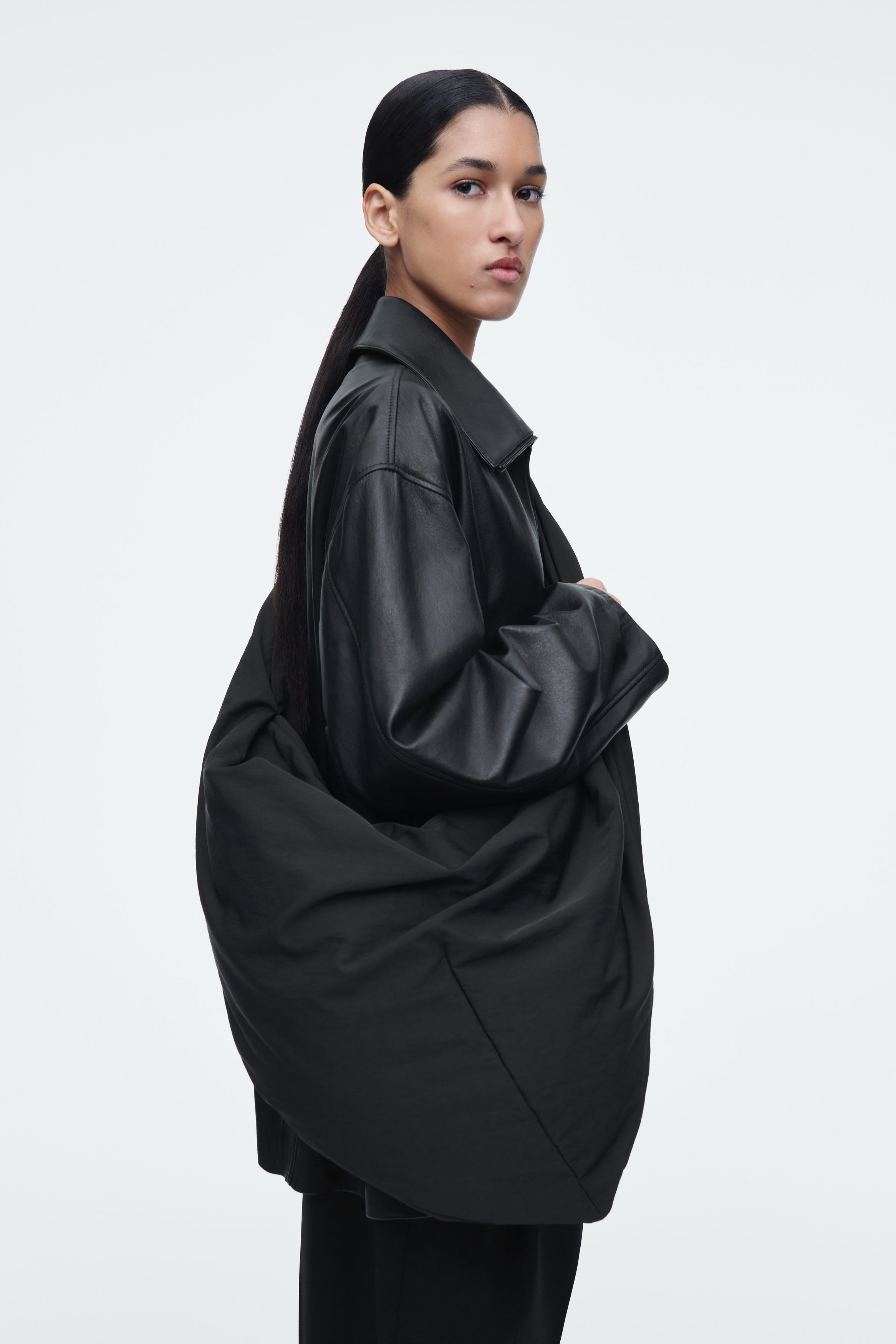 大人の上質  KITE OVERSIZED COS | BLACK - NYLON - BAG SHOULDER バッグ