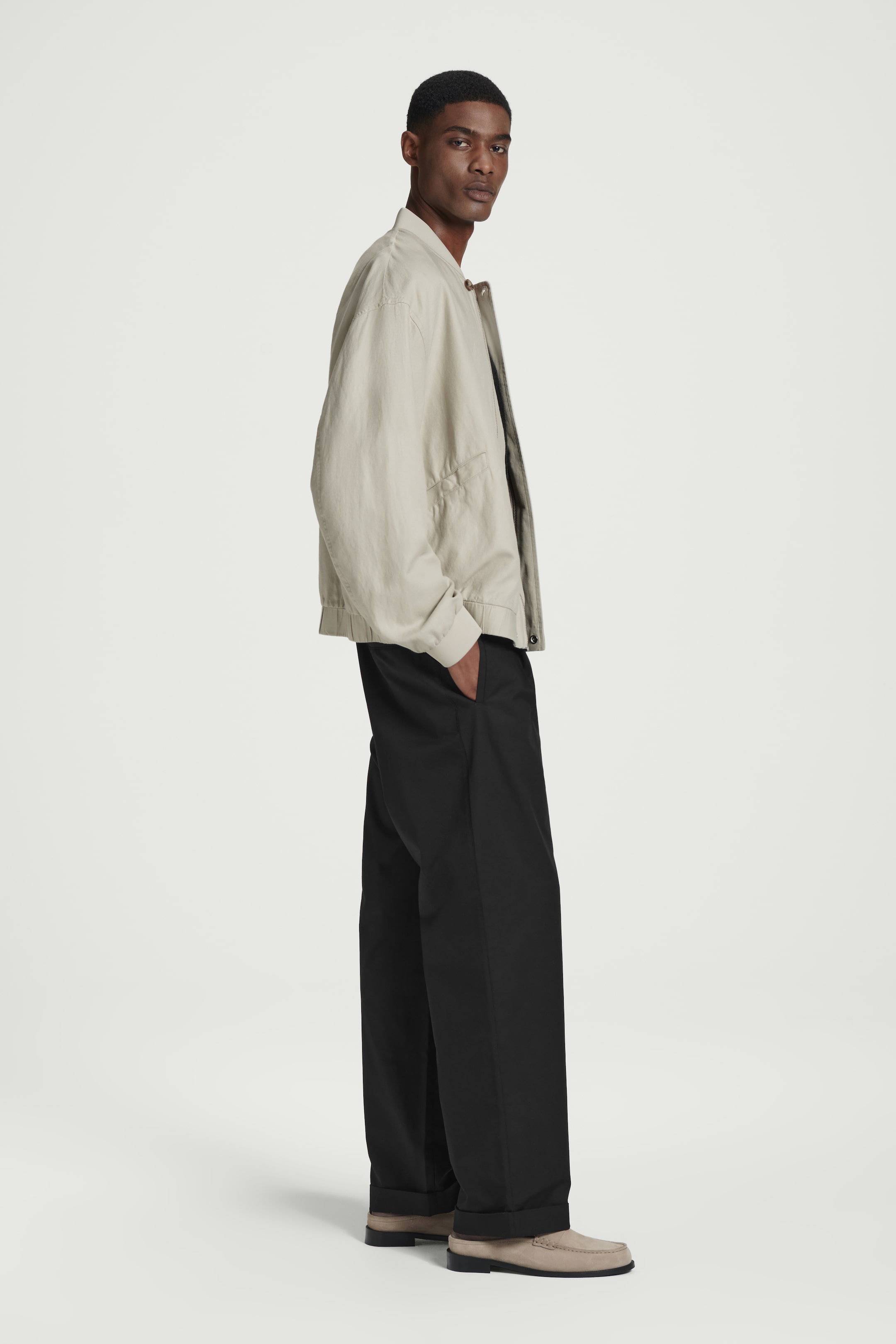Grösseres Bild ansehen: SABOTS AUS VELOURSLEDER - HELLES GRAUBRAUN - HERREN | H&M CH 2